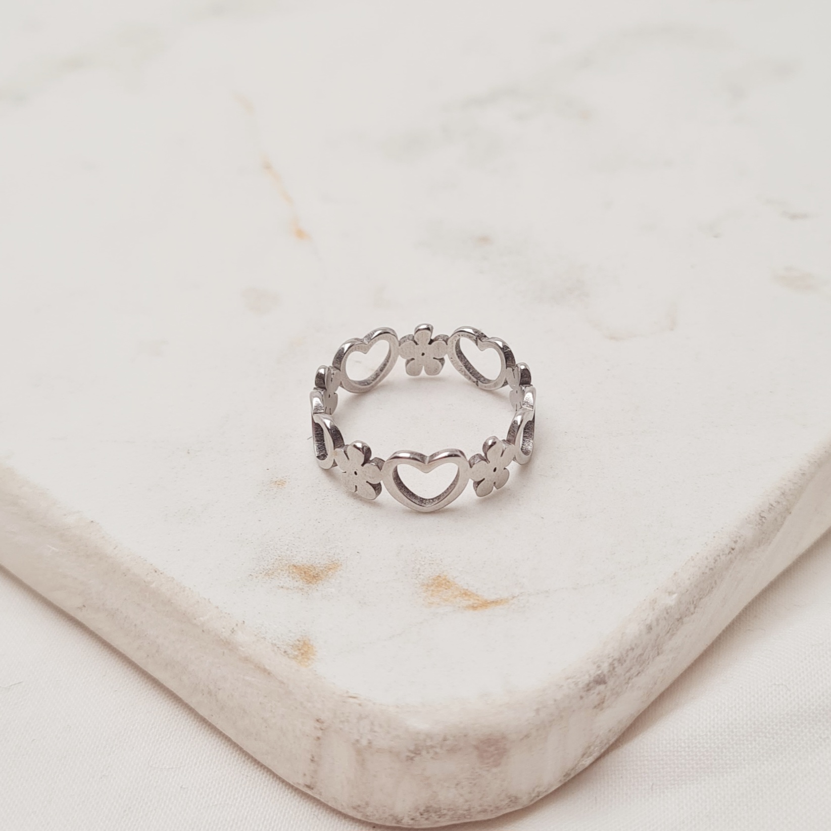 Imagen de producto ANILLO CALADO CORAZON Y FLOR CONTINUO