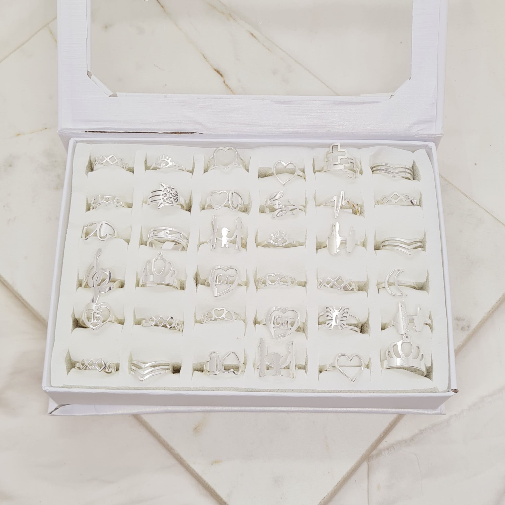 Imagen de producto CAJA DE ANILLOS ACERO BLANCO SURTIDOS