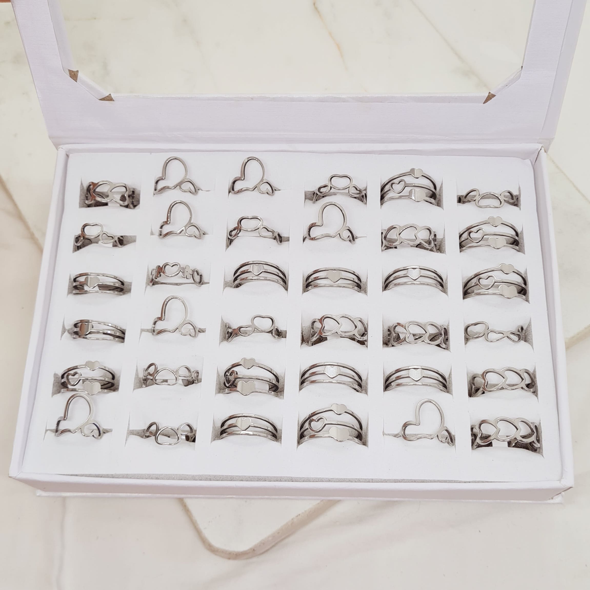 Imagen de producto CAJA DE ANILLOS CORAZONES SURTIDOS