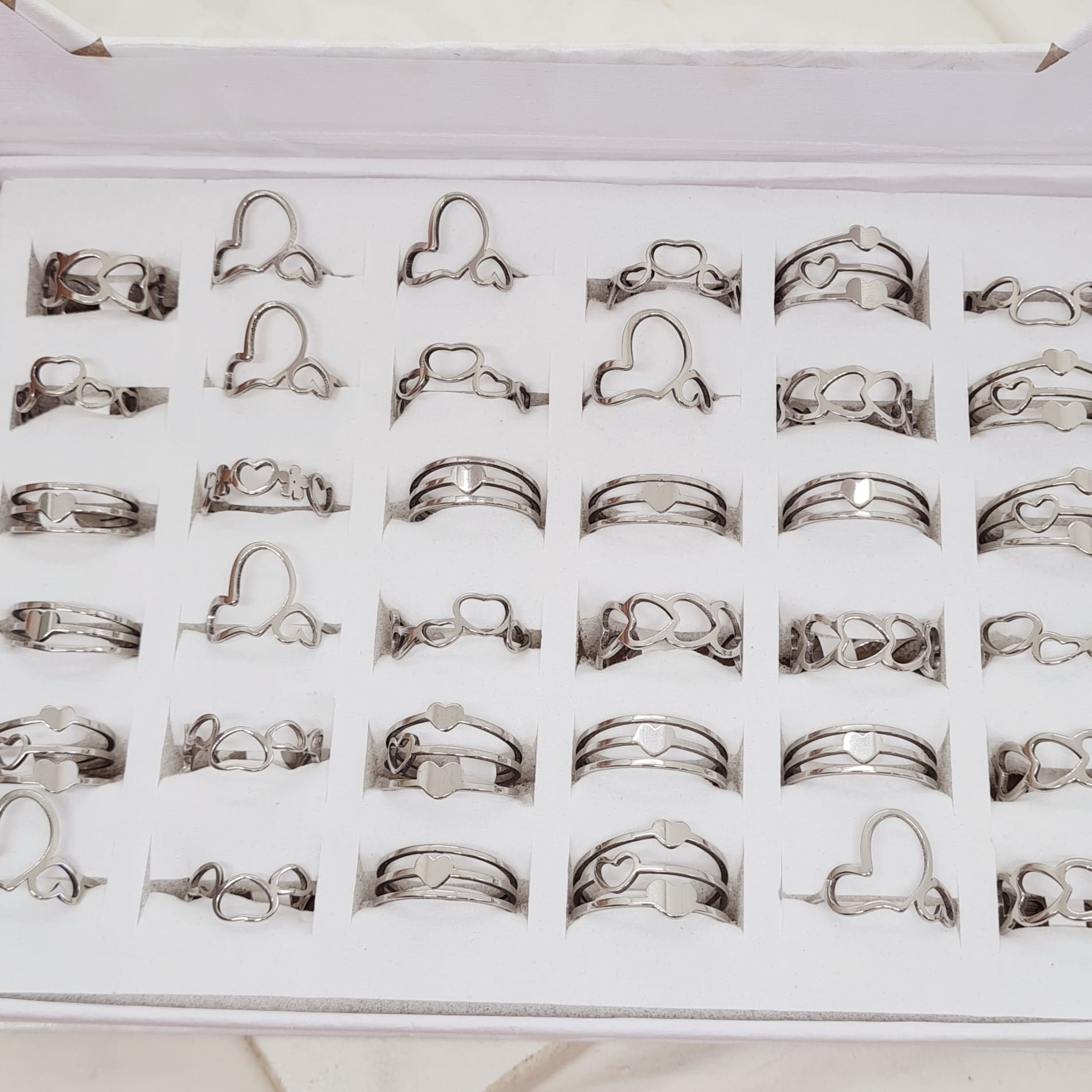 Imagen de producto CAJA DE ANILLOS CORAZONES SURTIDOS
