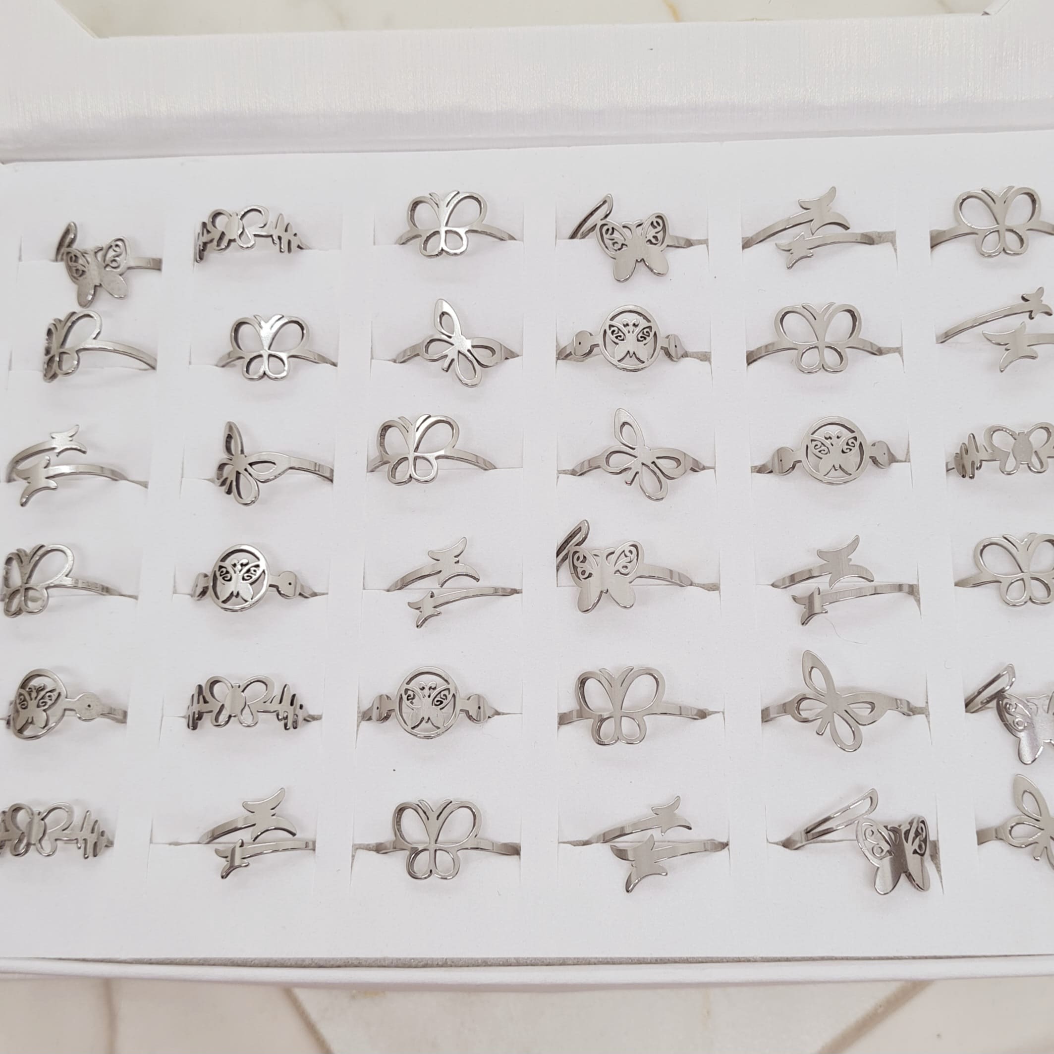 Imagen de producto CAJA DE ANILLOS MARIPOSAS SURTIDAS
