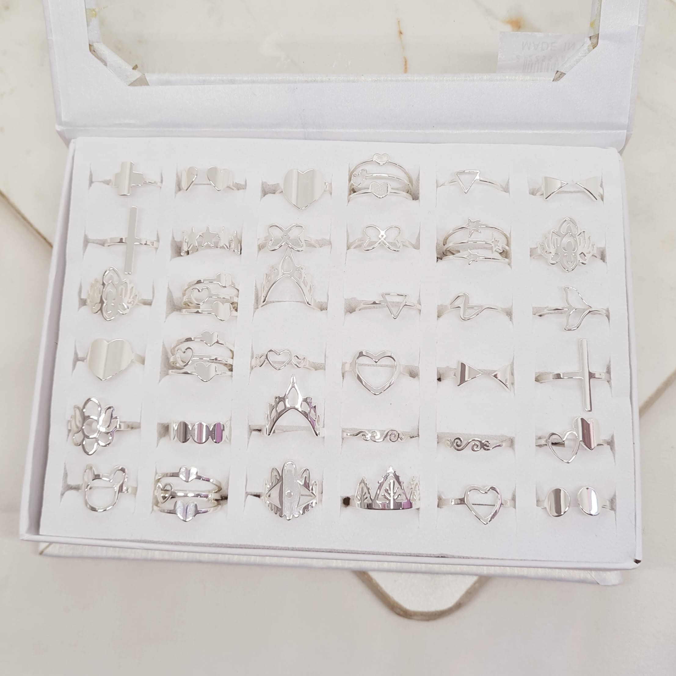 Imagen de producto CAJA DE ANILLOS ACERO BLANCO SURTIDOS TALLES CHICOS
