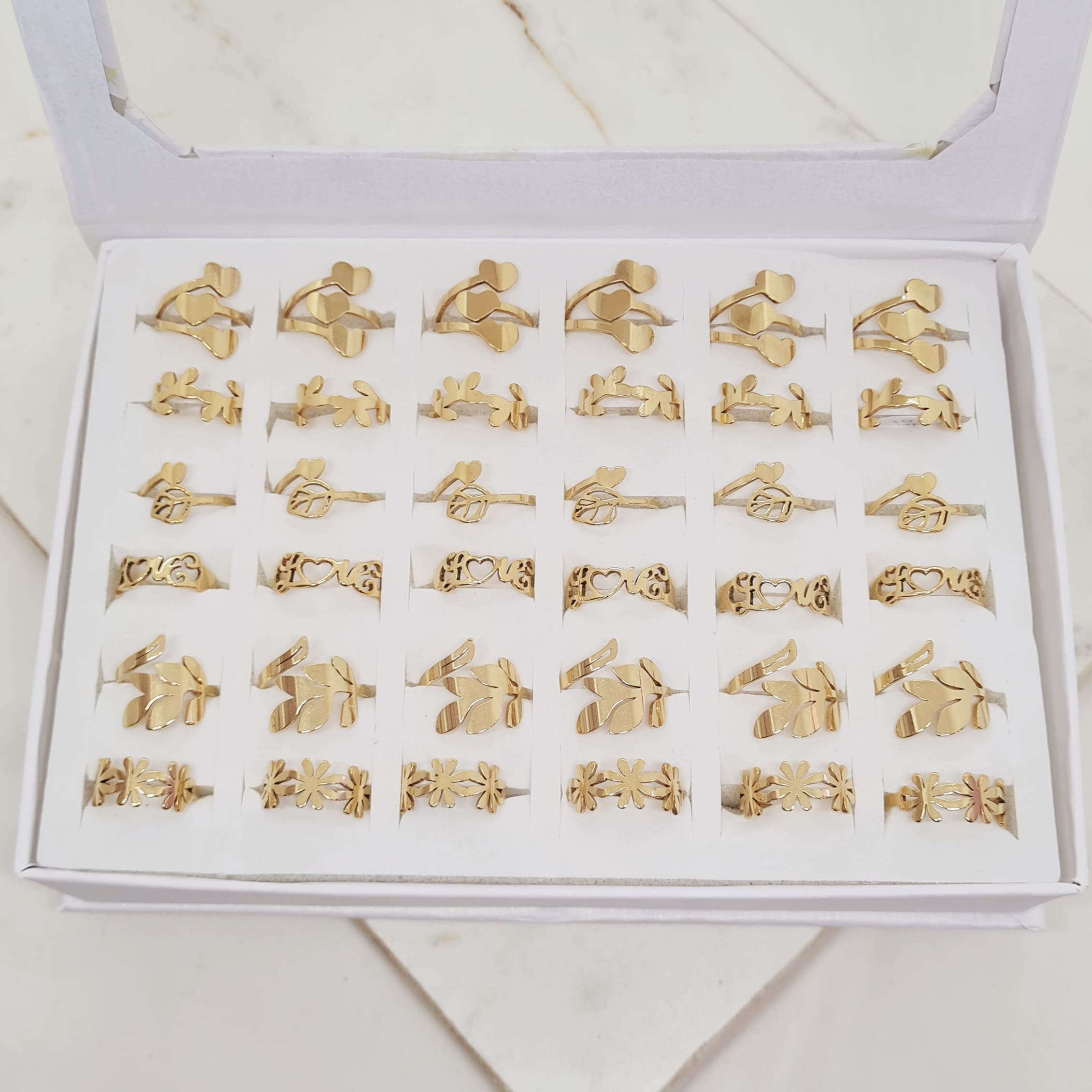 Imagen de producto CAJA DE ANILLOS ACERO DORADO SURTIDOS