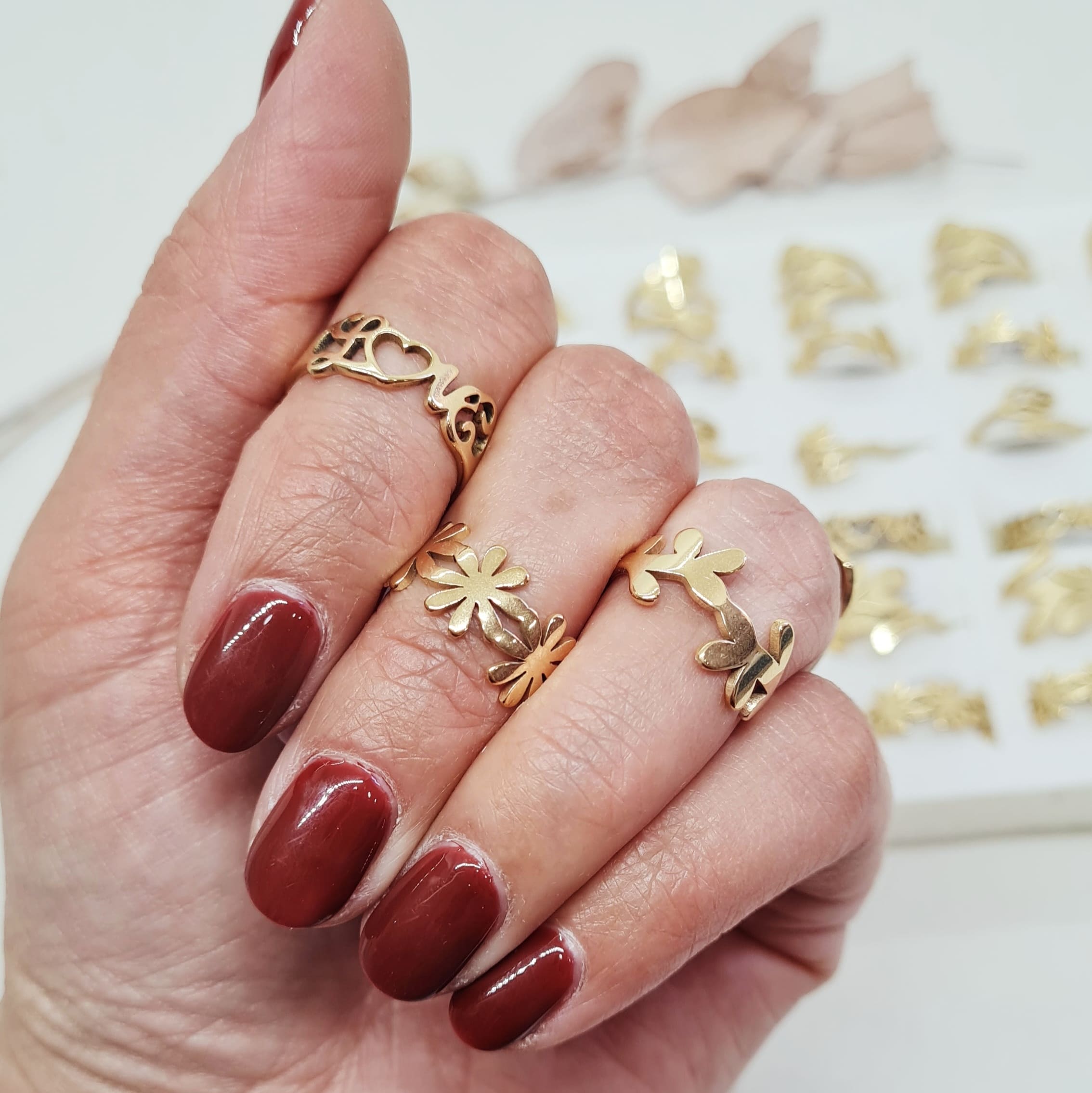 Imagen de producto CAJA DE ANILLOS ACERO DORADO SURTIDOS