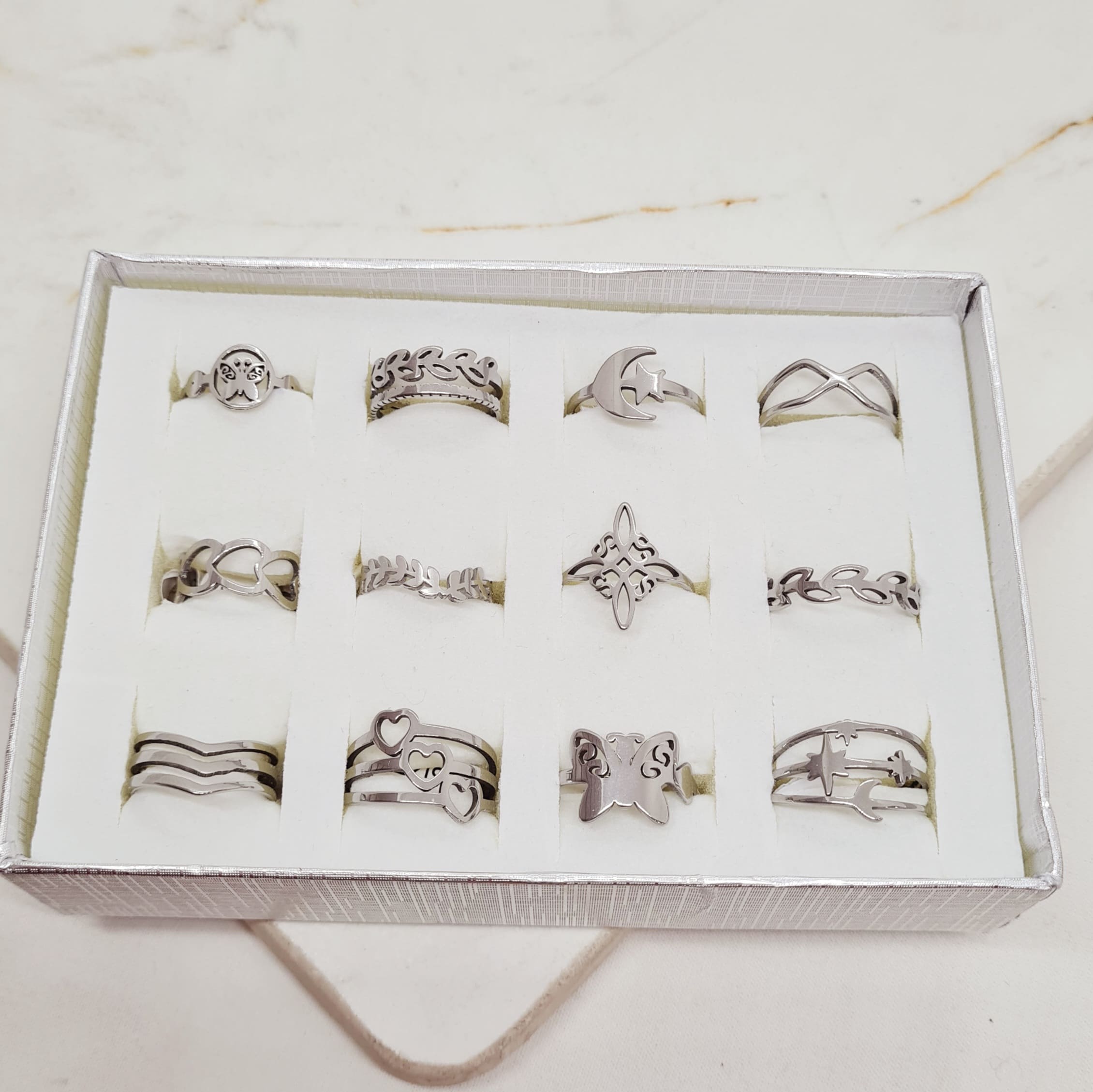 Imagen de producto CAJA DE ANILLOS SURTIDOS X12 UNIDADES