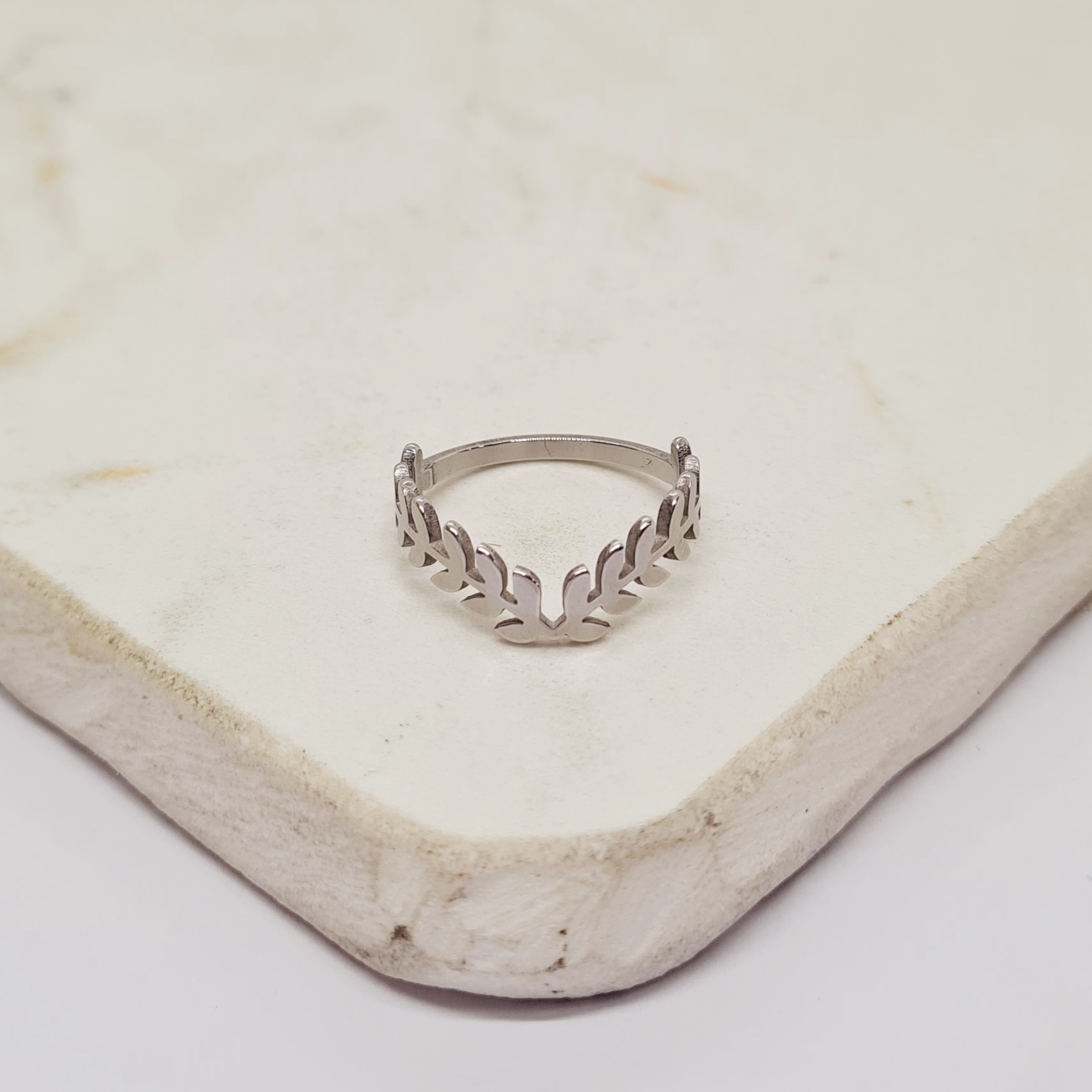 Imagen de producto ANILLO LAUREL EN V