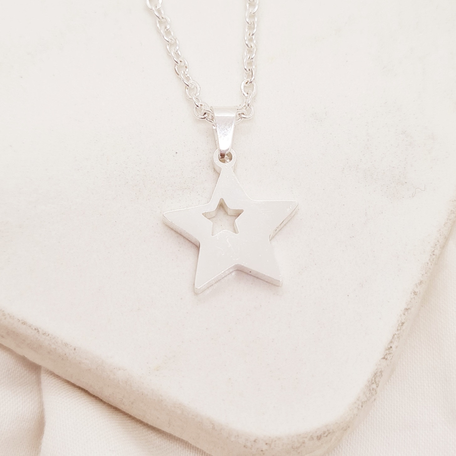 Imagen de producto COLLAR ACERO BLANCO CON DIJE MACIZO - ESTRELLA CON ESTRELLITA CALADA