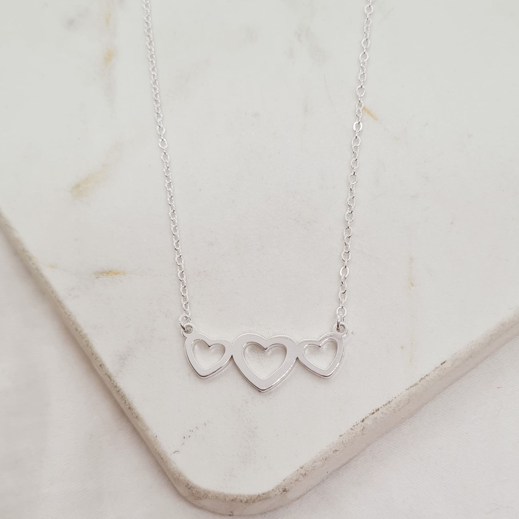Imagen de producto COLLAR ACERO BLANCO ENGARZADO - TRIPLE CORAZON CALADO