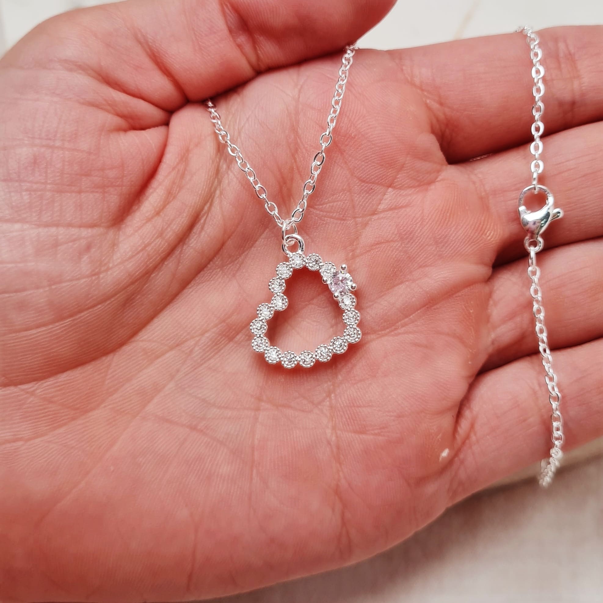 Imagen de producto COLLAR ACERO BLANCO - CORAZON CALADO CON MICROCRISTALES