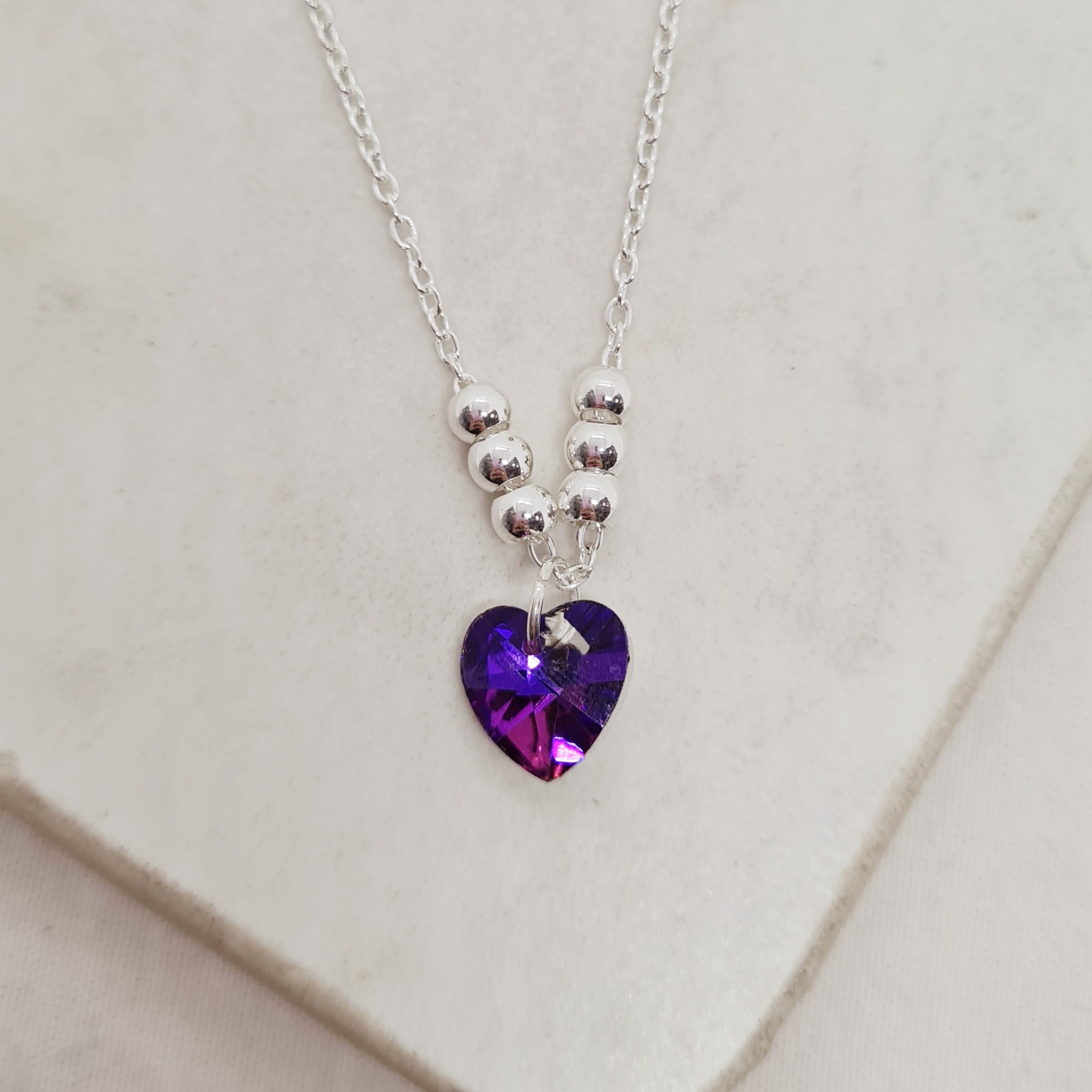 Imagen de producto COLLAR ACERO BLANCO CON BOLITAS - CORAZON VIOLETA