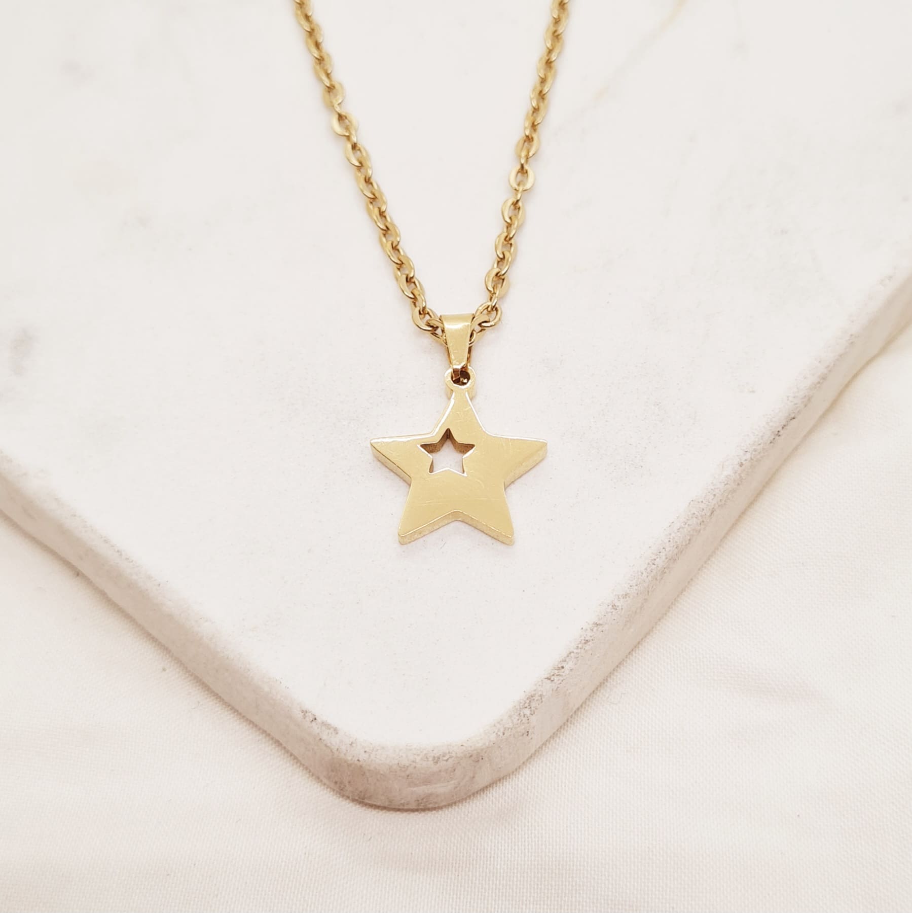 Imagen de producto COLLAR ACERO DORADO MACIZO - ESTRELLA CON ESTRELLA CALADA