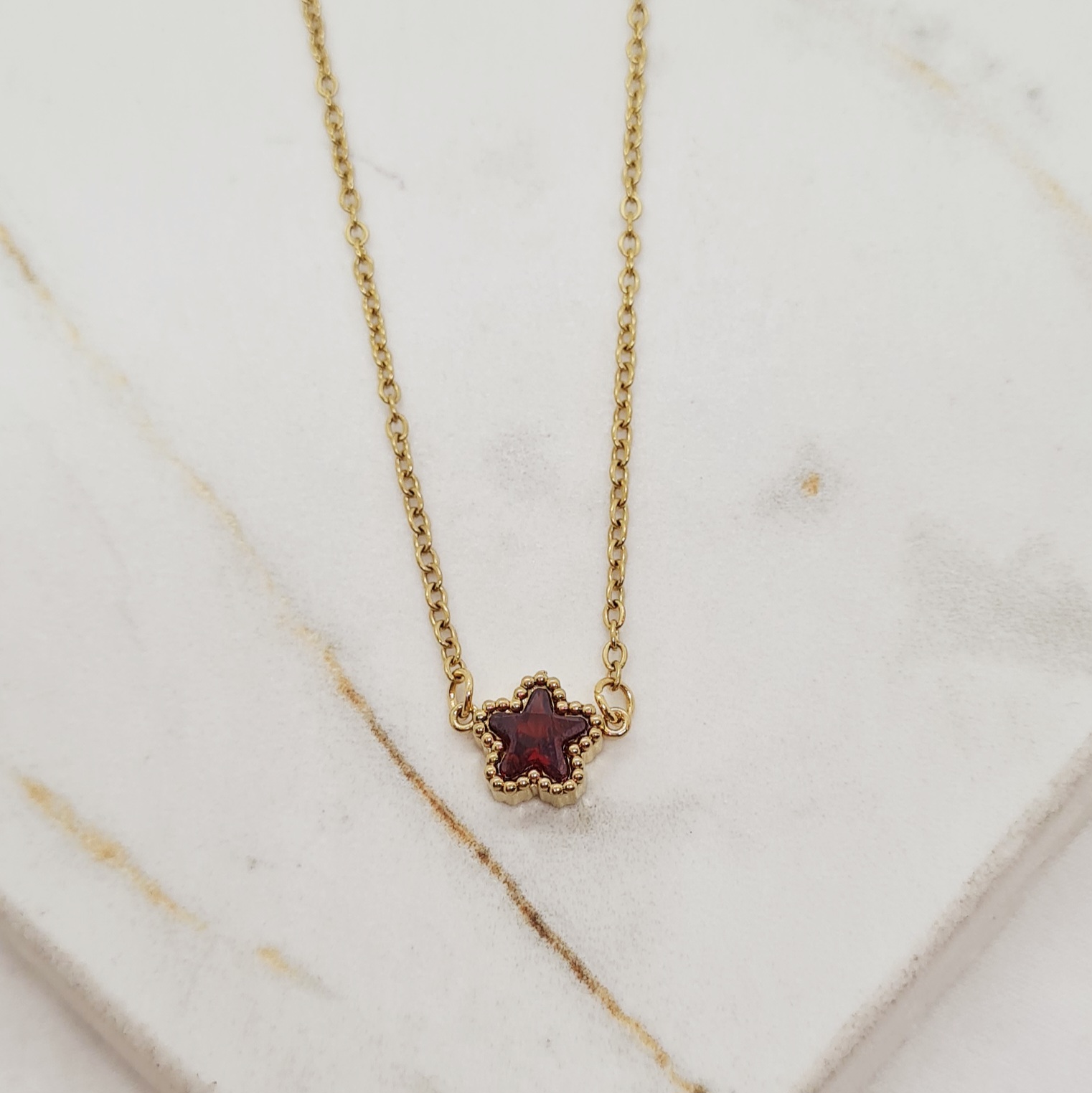 Imagen de producto COLLAR ACERO DORADO ENGARZADO - ESTRELLA ROJA