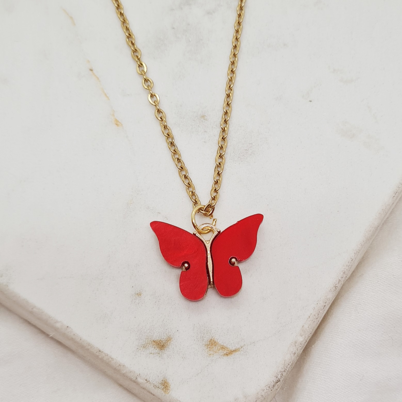 Imagen de producto COLLAR ACERO DORADO MARIPOSA GRANDE - ROJA