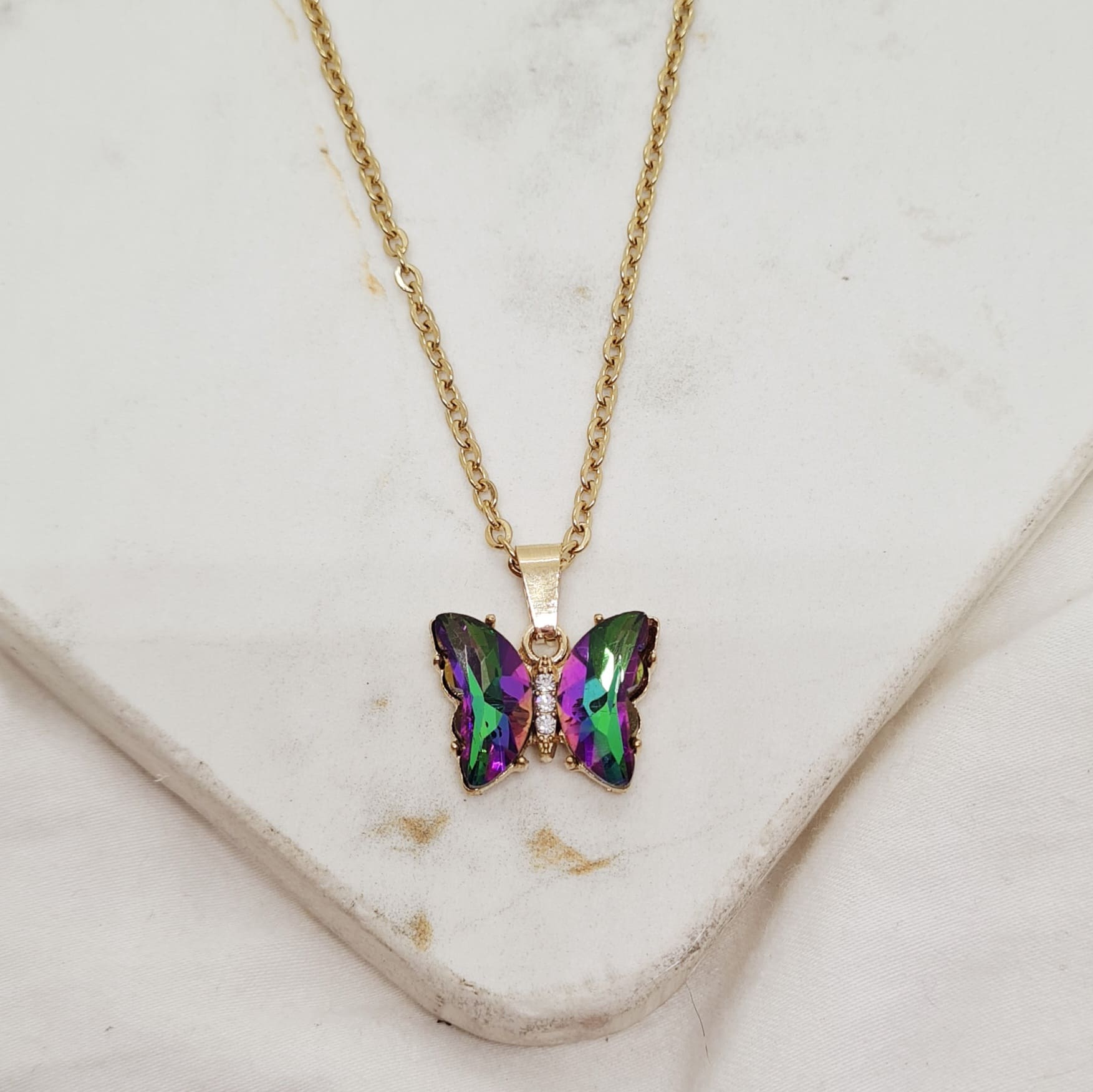 Imagen de producto COLLAR ACERO DORADO MARIPOSA DE CRISTAL ENGARZADA - VERDE CON VIOLETA