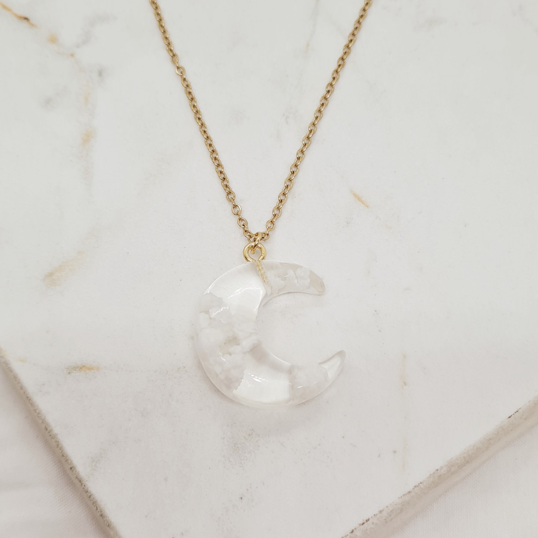 Imagen de producto COLLAR ACERO DORADO CIELO FORMA LUNA - BLANCO