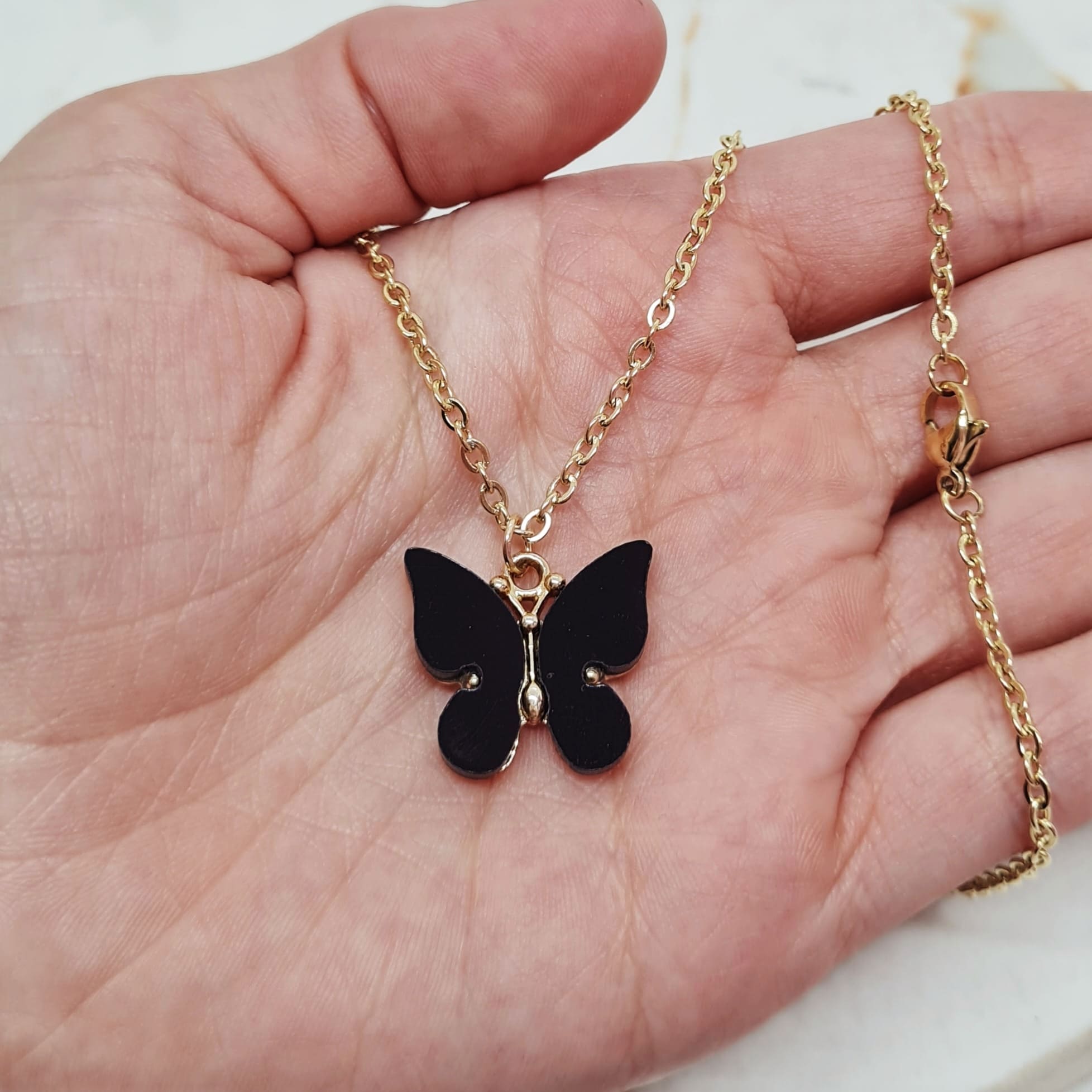 Imagen de producto COLLAR ACERO DORADO MARIPOSA GRANDE 2 - NEGRA