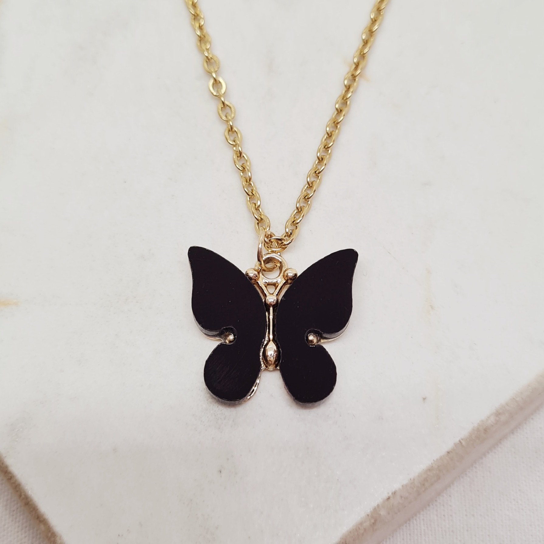Imagen de producto COLLAR ACERO DORADO MARIPOSA GRANDE 2 - NEGRA