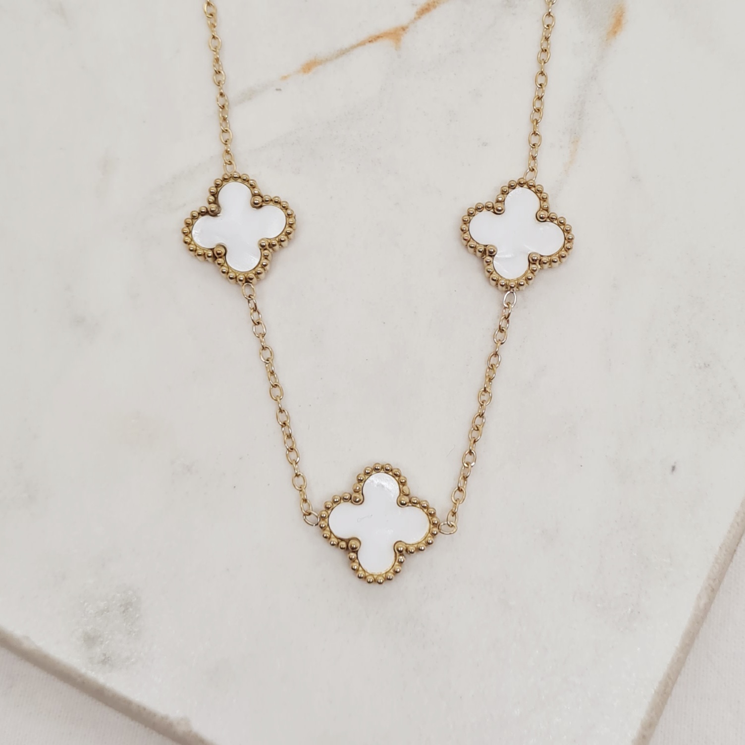 Imagen de producto COLLAR ACERO DORADO VAN CLEEF - BLANCO