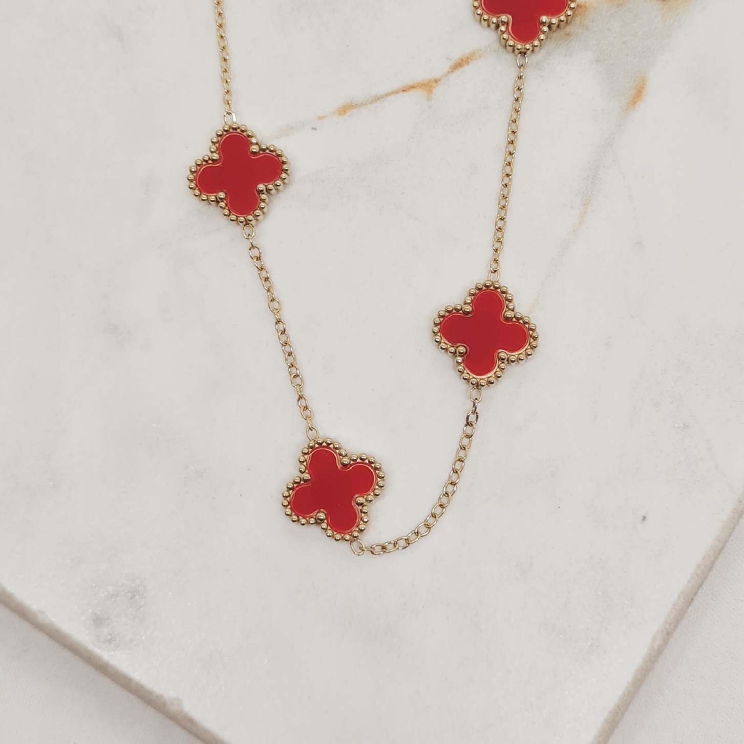 Imagen de producto COLLAR ACERO DORADO VAN CLEEF - ROJO