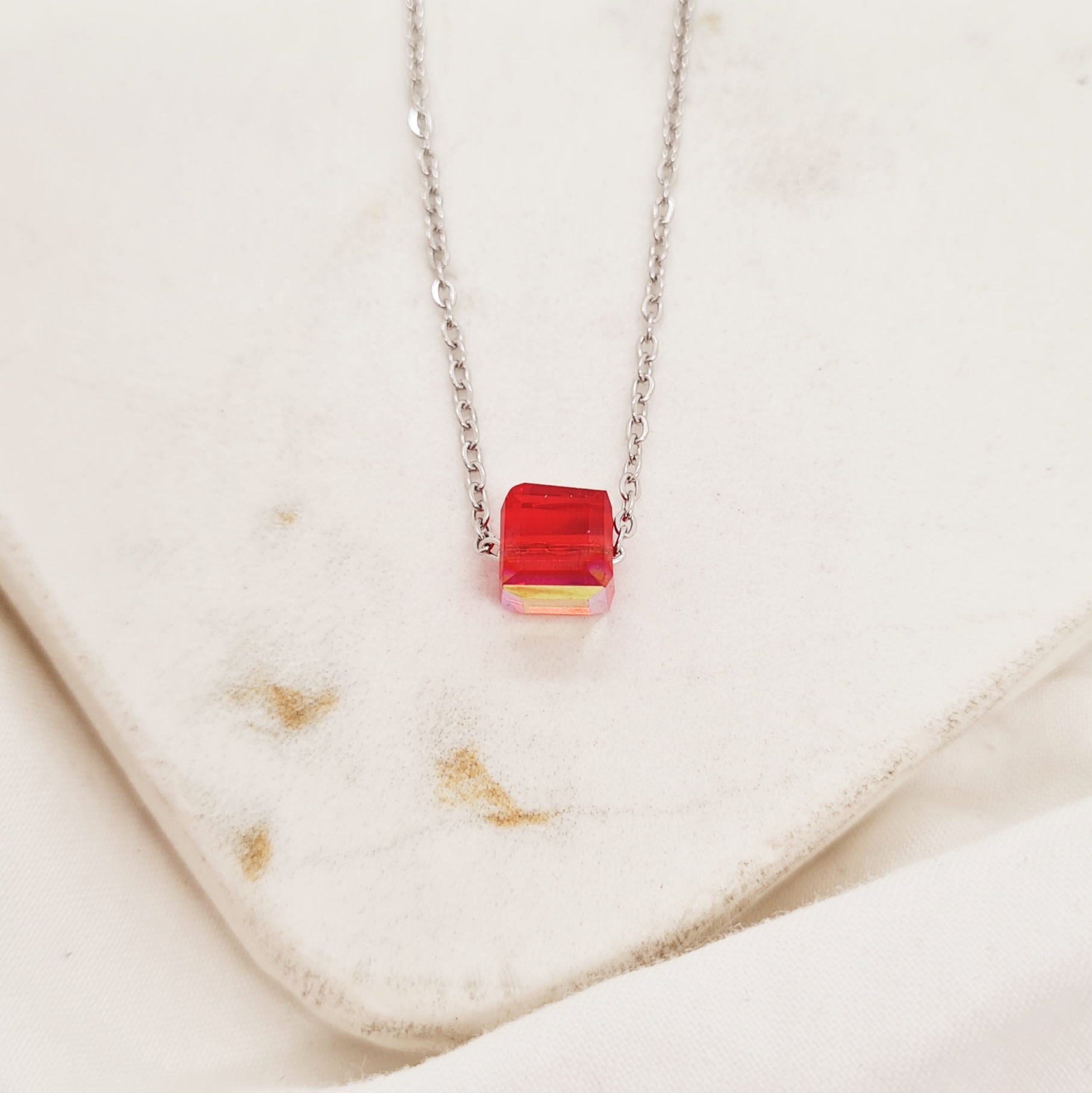 Imagen de producto COLLAR PASANTE - CRISTAL CUADRADO ROJO CON TORNASOL