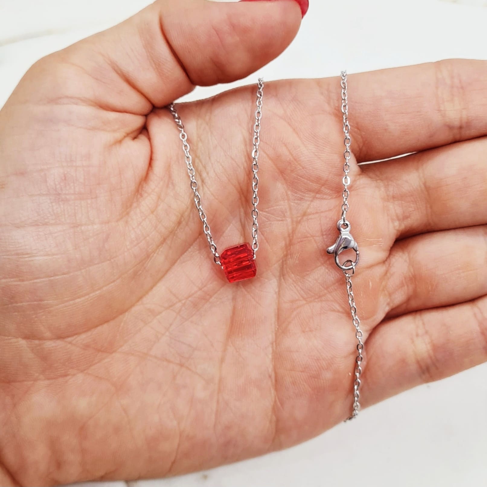 Imagen de producto COLLAR PASANTE - CRISTAL CUADRADO ROJO CON TORNASOL