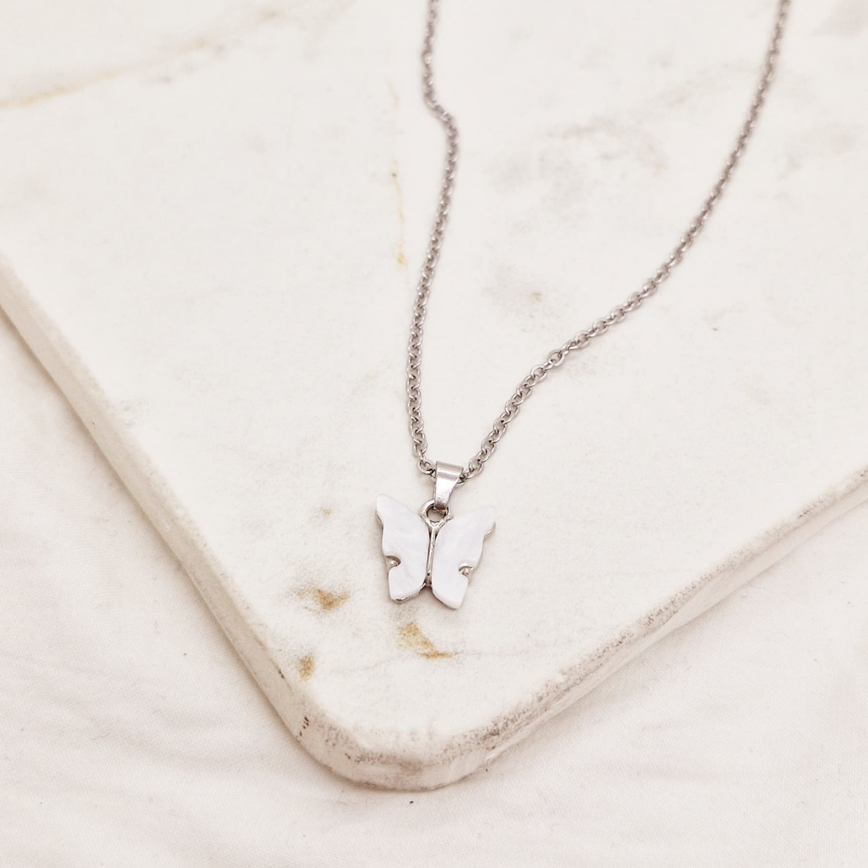 Imagen de producto COLLAR MARIPOSA - BLANCA
