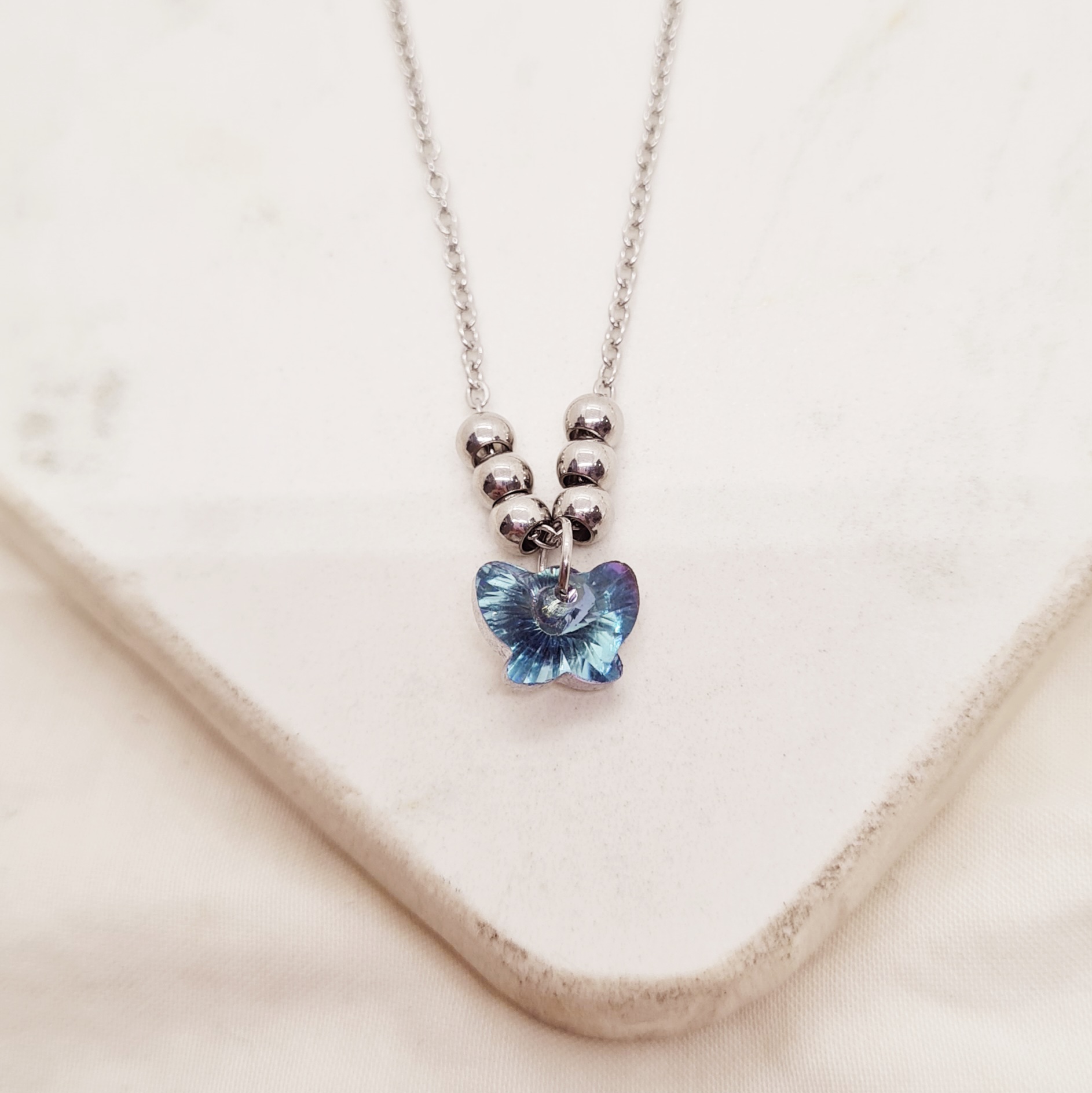 Imagen de producto COLLAR CON BOLITAS - MARIPOSA CELESTE