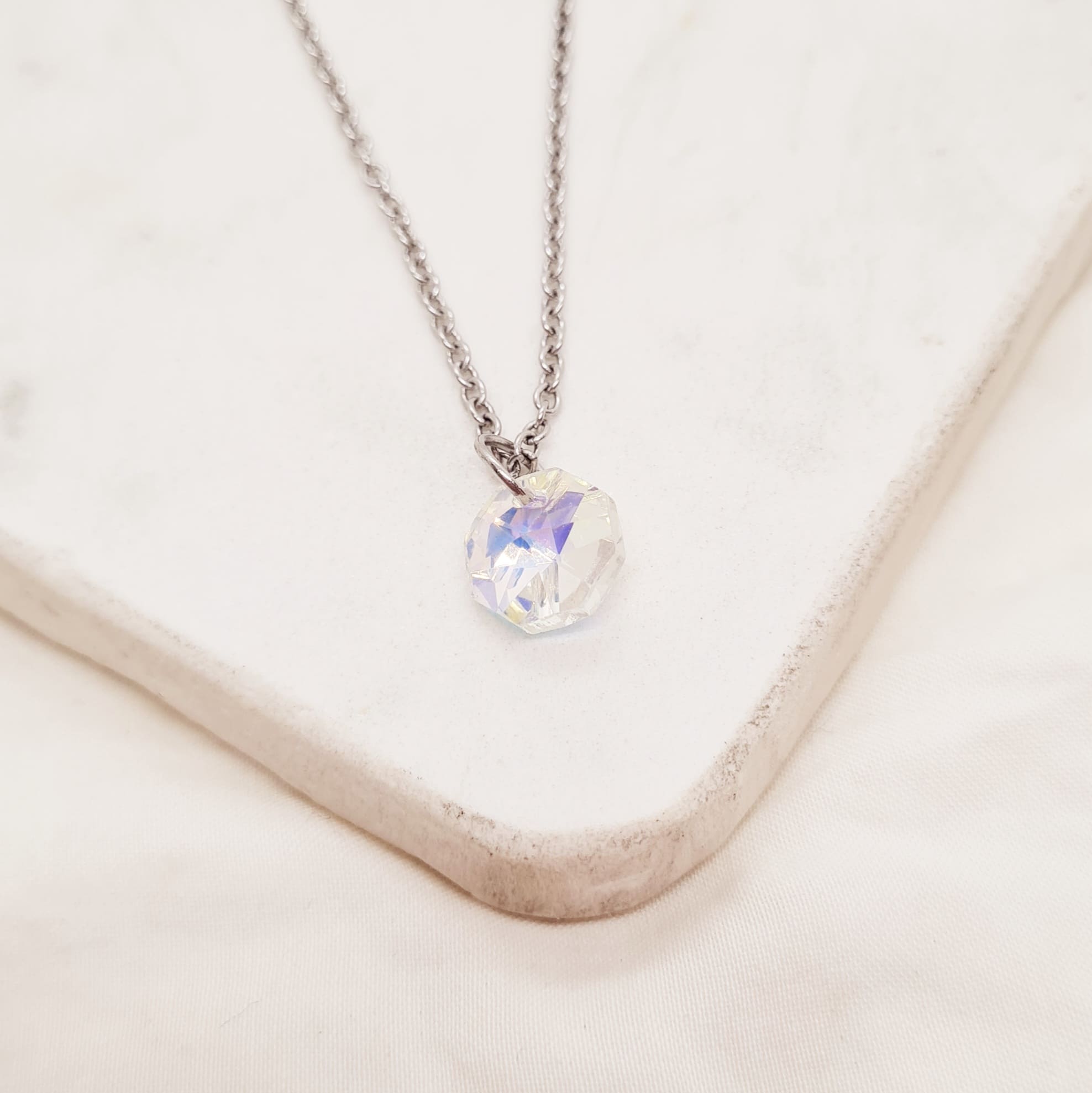 Imagen de producto COLLAR CRISTAL TORNASOLADO CLARO - HEXAGONO