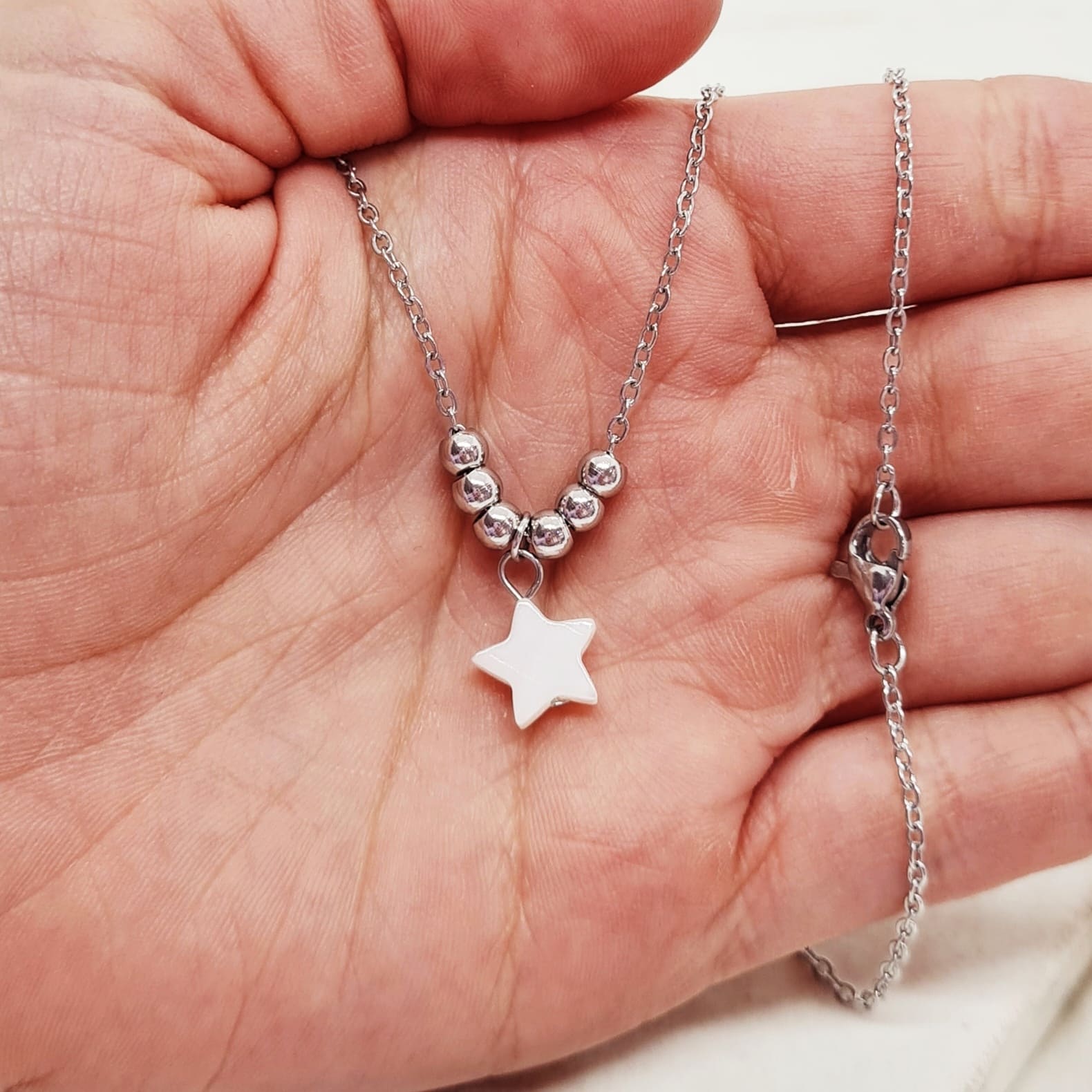Imagen de producto COLLAR CON BOLITAS Y DIJE NACAR - ESTRELLA