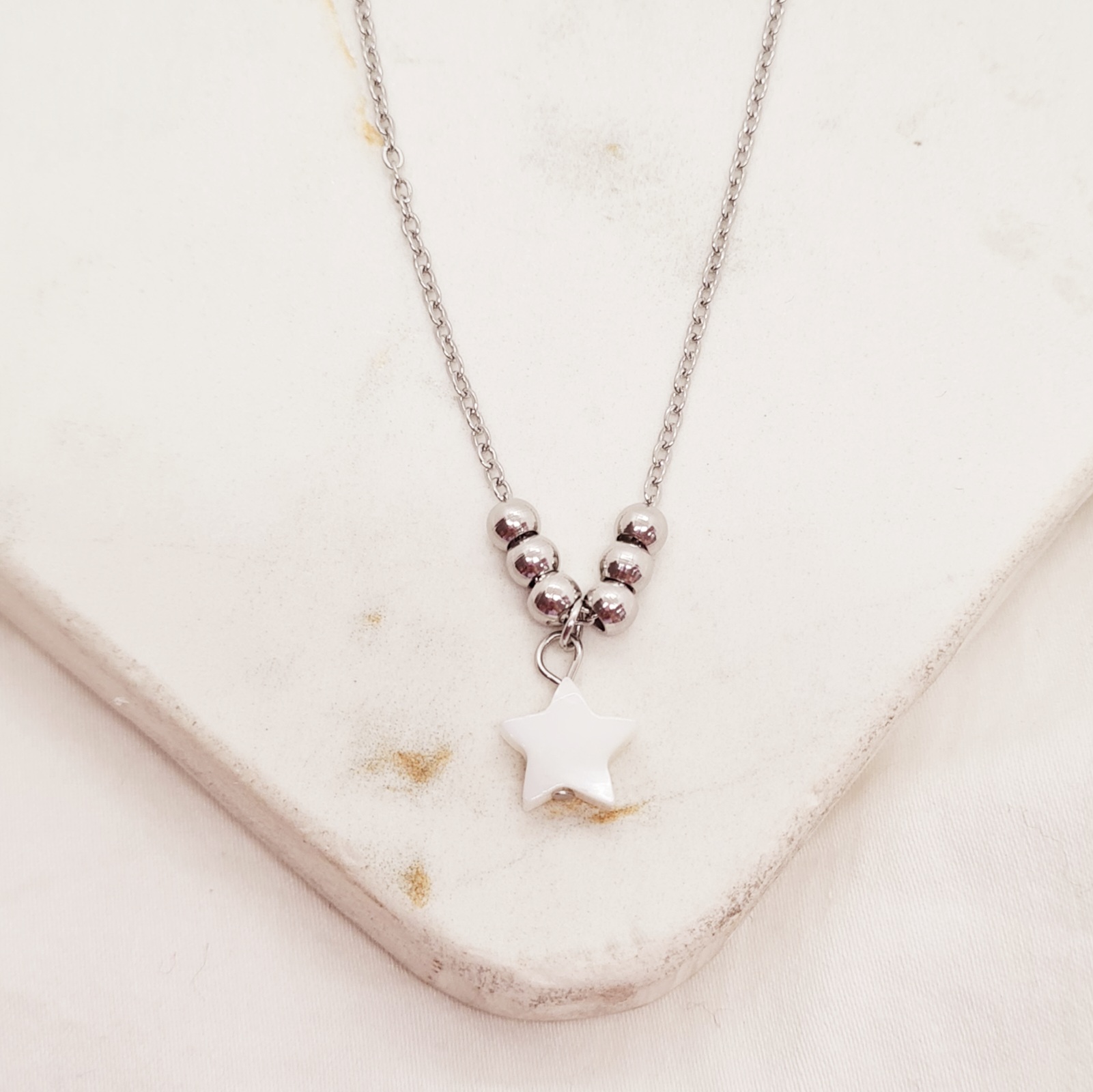 Imagen de producto COLLAR CON BOLITAS Y DIJE NACAR - ESTRELLA