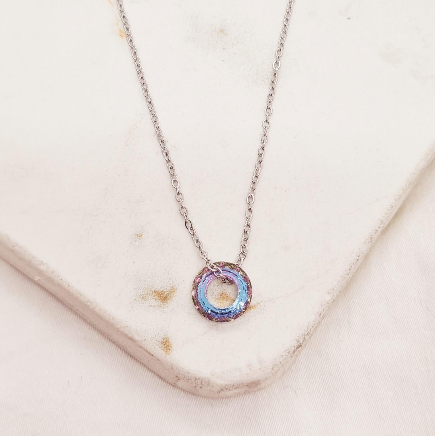 Imagen de producto COLLAR CON DONA PASANTE - TORNASOL OSCURO VIOLETA