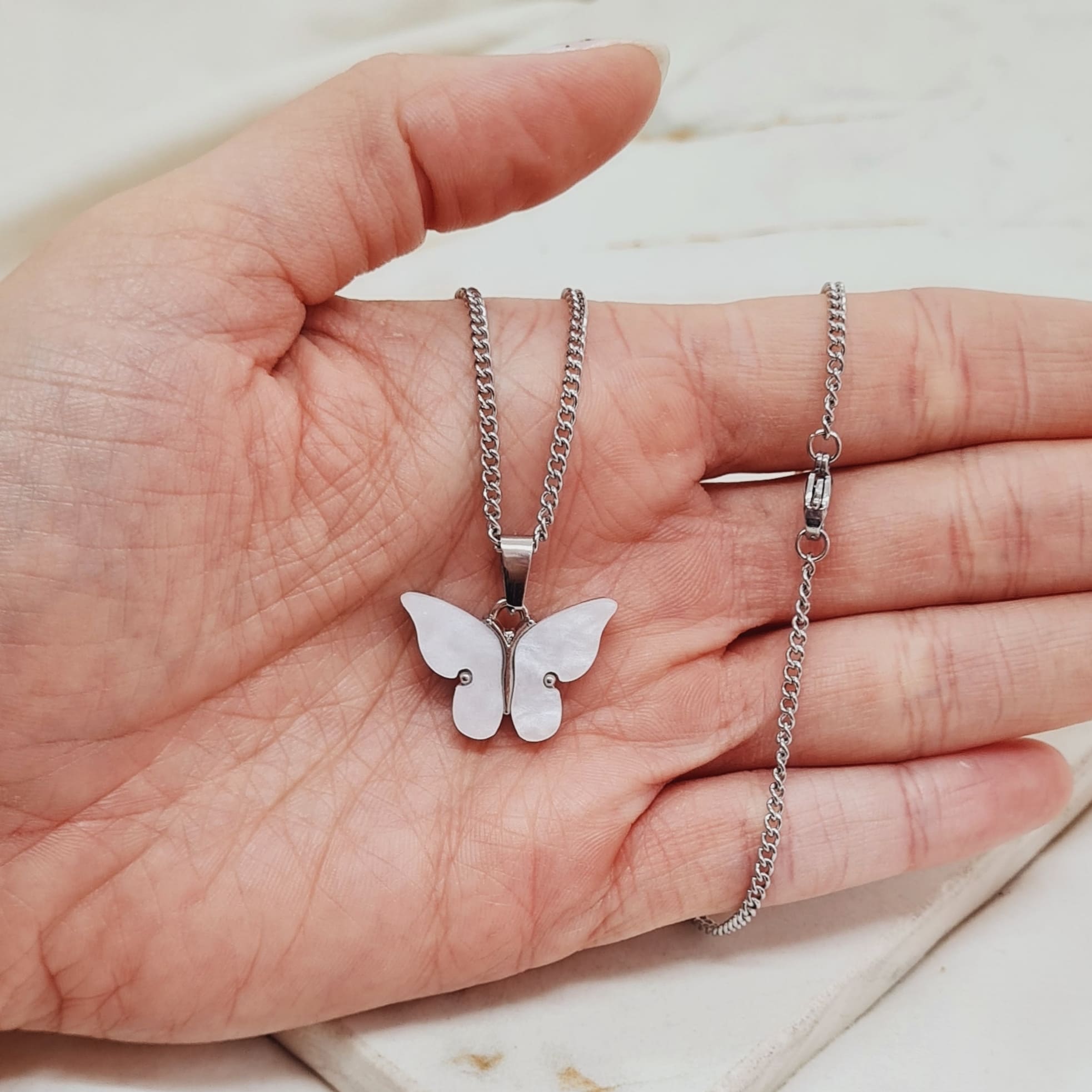 Imagen de producto COLLAR MARIPOSA GRANDE - BLANCA