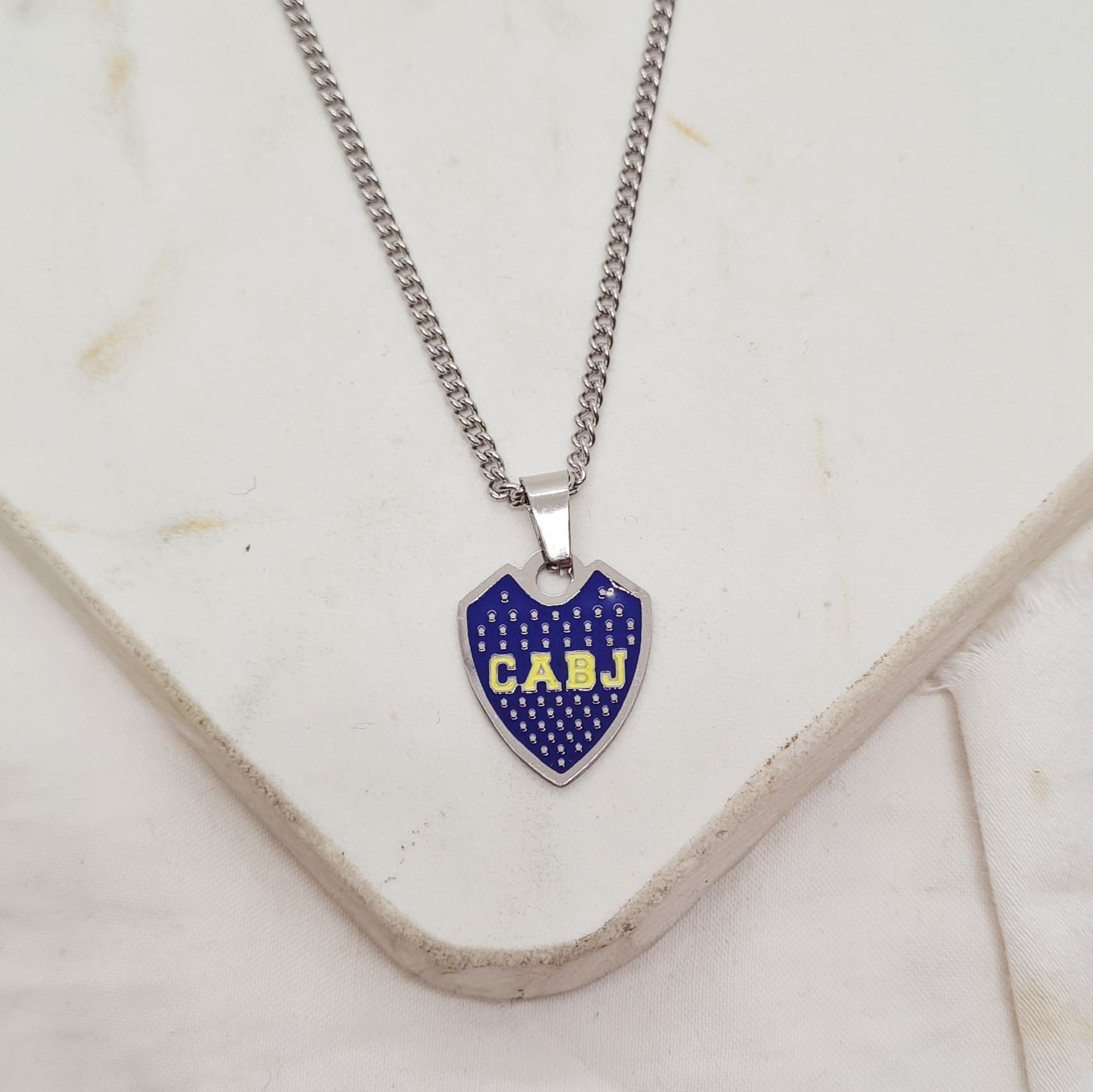 Imagen de producto COLLAR ESCUDO DE BOCA ESMALTADO