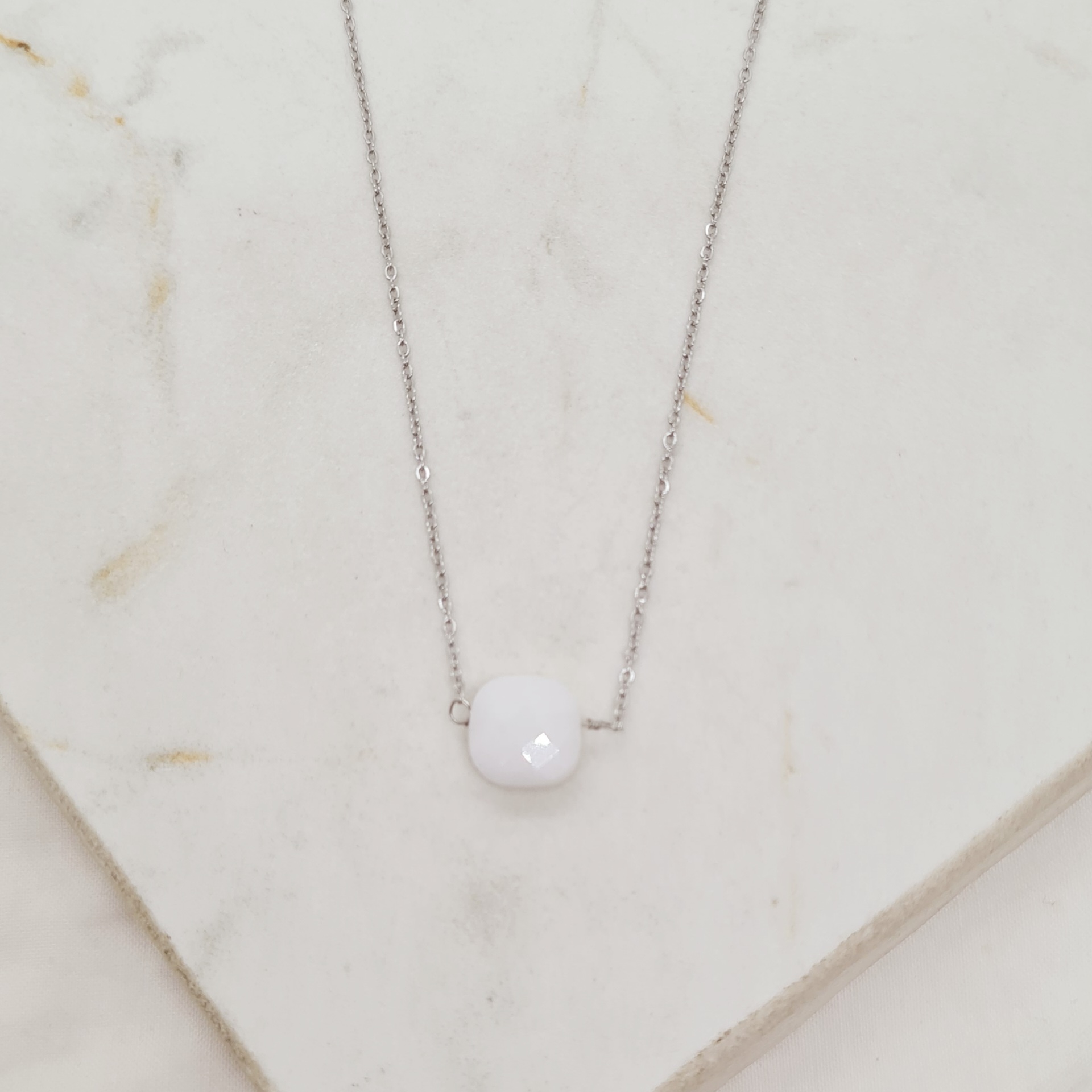 Imagen de producto COLLAR CON PIEDRA ENGARZADA - CUARZO BLANCO