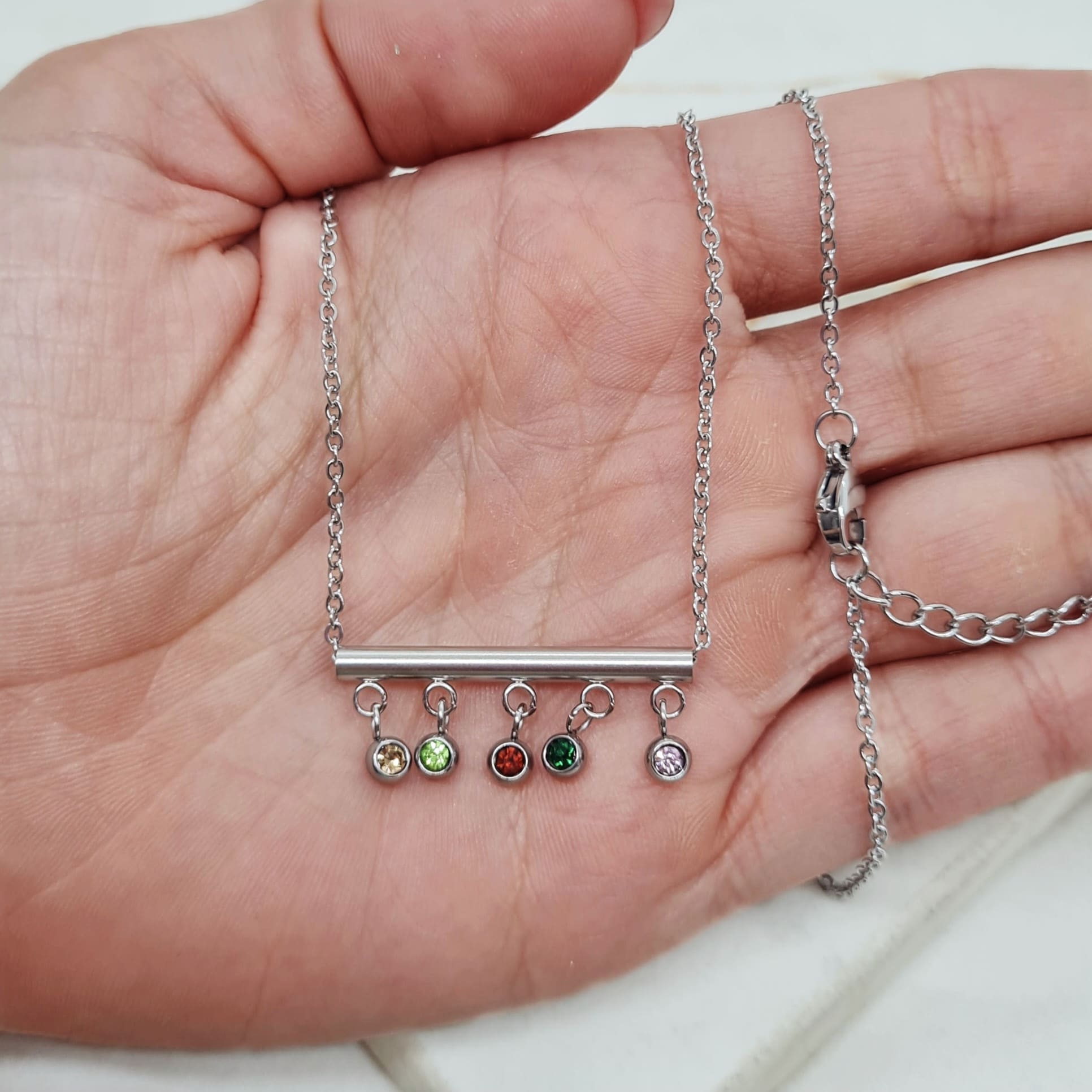 Imagen de producto COLLAR CON BARRA Y 5 STRASS COLORES COLGANTES