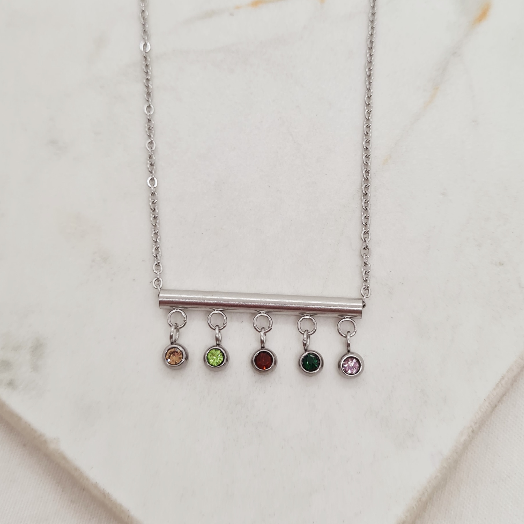 Imagen de producto COLLAR CON BARRA Y 5 STRASS COLORES COLGANTES