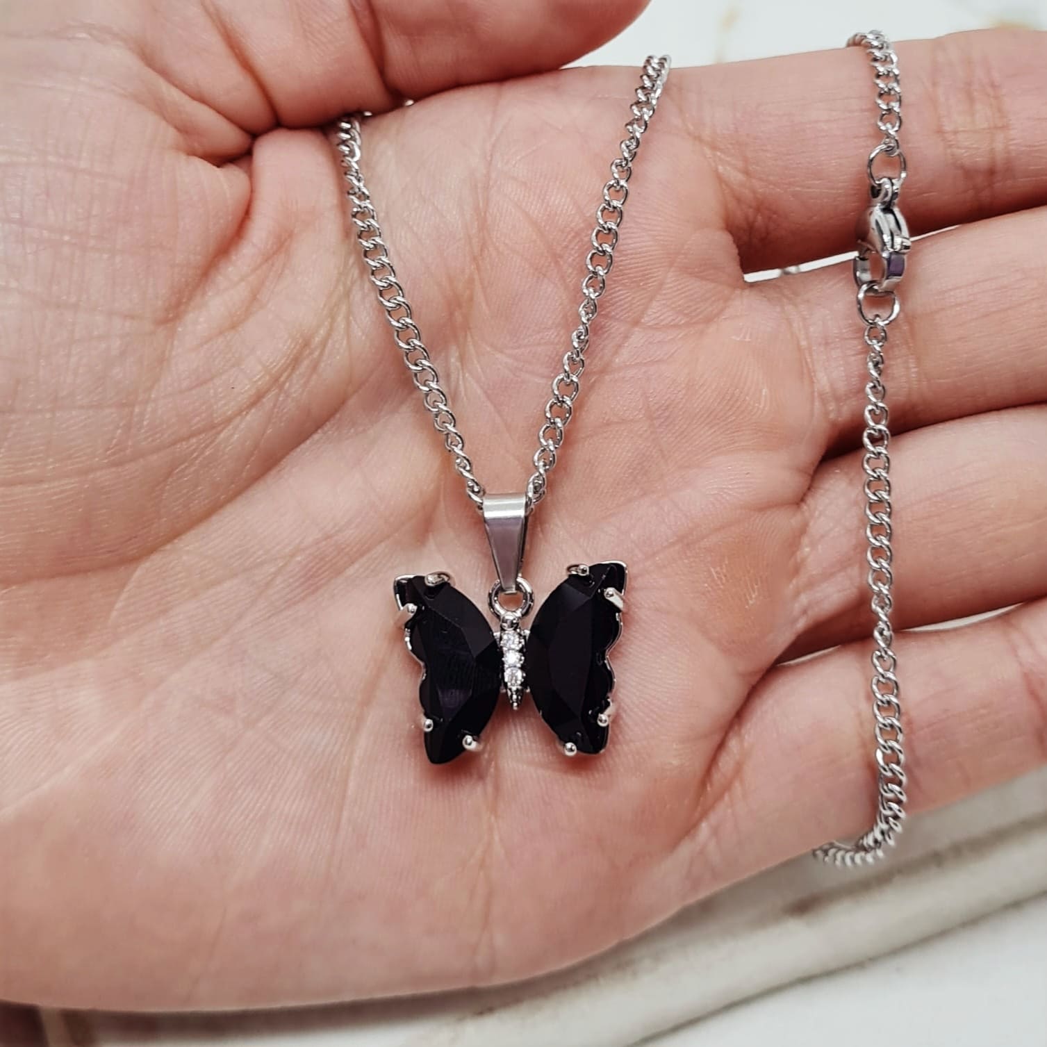 Imagen de producto COLLAR MARIPOSA DE CRISTAL ENGARZADA - NEGRA