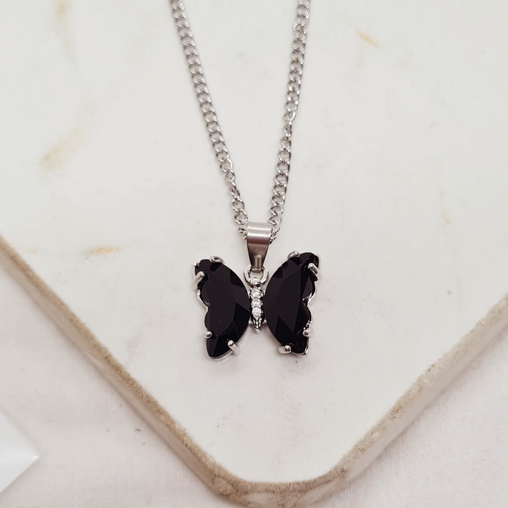 Imagen de producto COLLAR MARIPOSA DE CRISTAL ENGARZADA - NEGRA
