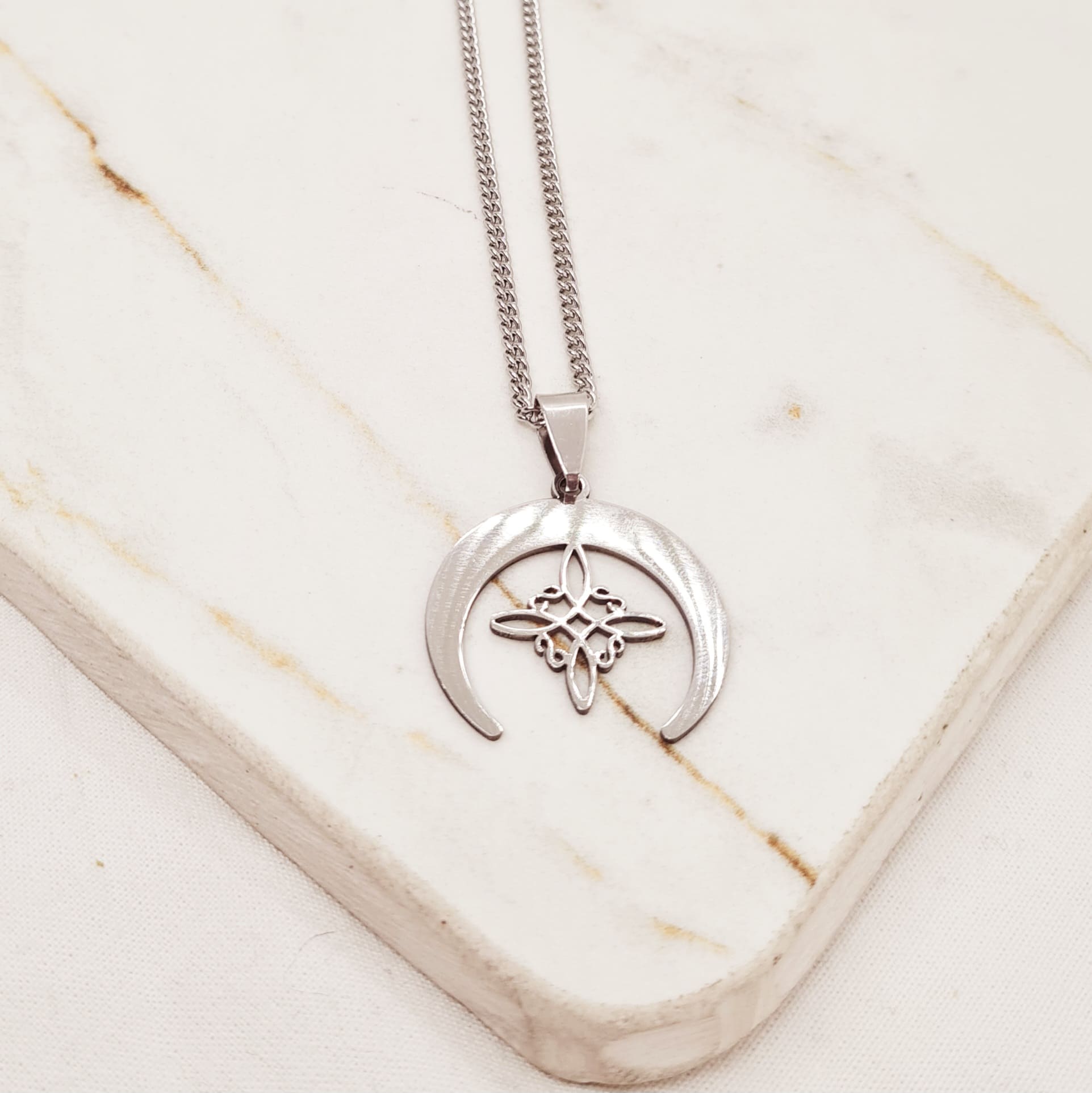 Imagen de producto COLLAR LUNA CON NUDO DE BRUJAS