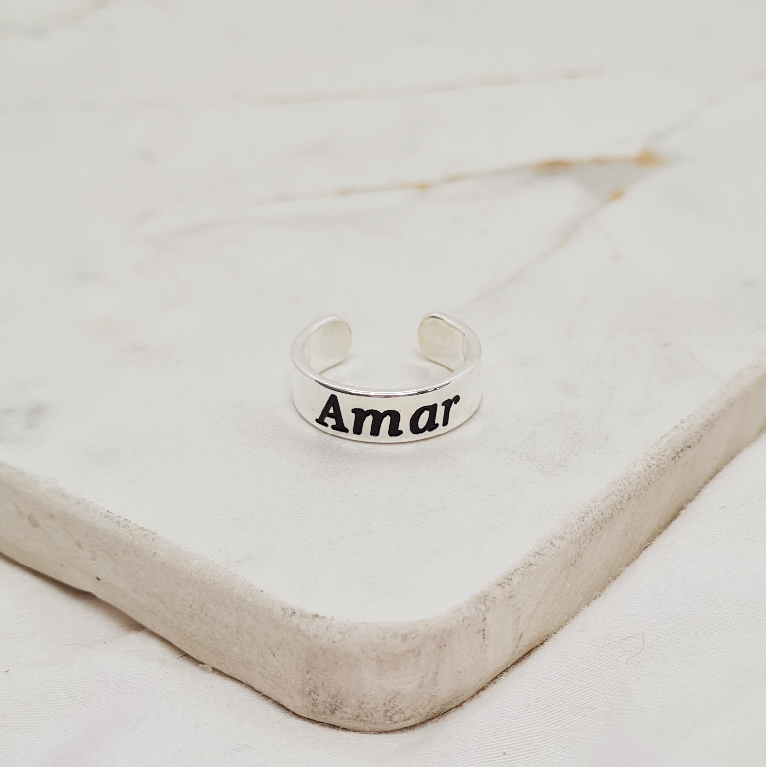 Imagen de producto ANILLO ACERO BLANCO ABIERTO CON FRASE - AMAR