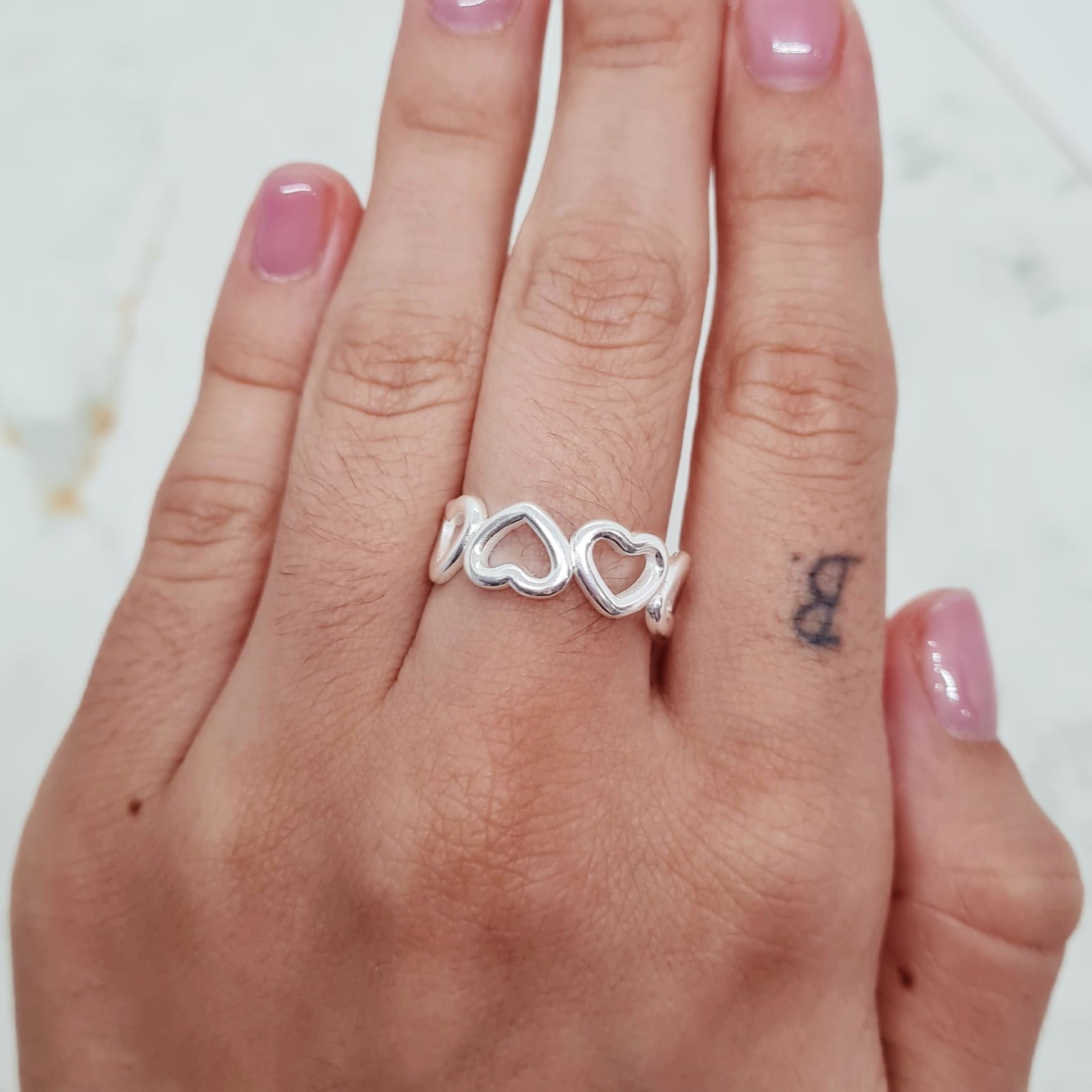 Imagen de producto ANILLO ACERO BLANCO MACIZO - CORAZONES CONTINUOS ARRIBA Y ABAJO