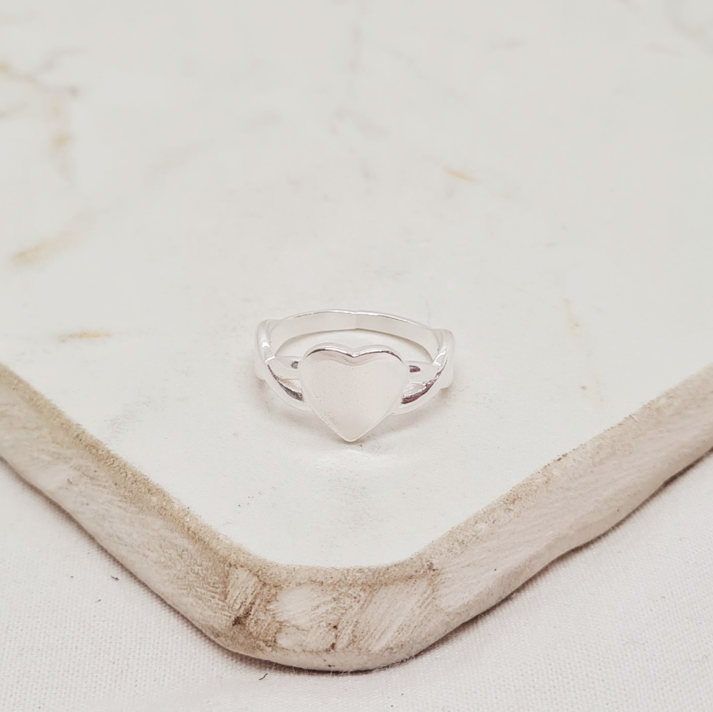 Imagen de producto ANILLO ACERO BLANCO MACIZO - CORAZON LISO Y LINEAS CRUZADAS