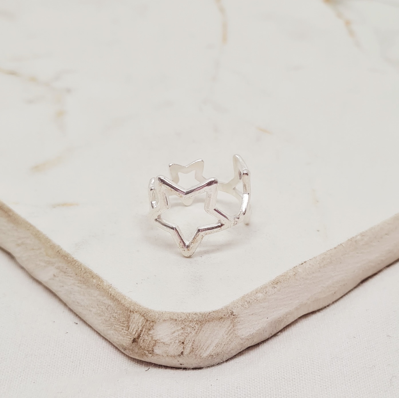 Imagen de producto ANILLO ACERO BLANCO MACIZO - ESTRELLAS CALADAS GRANDES Y CHICAS