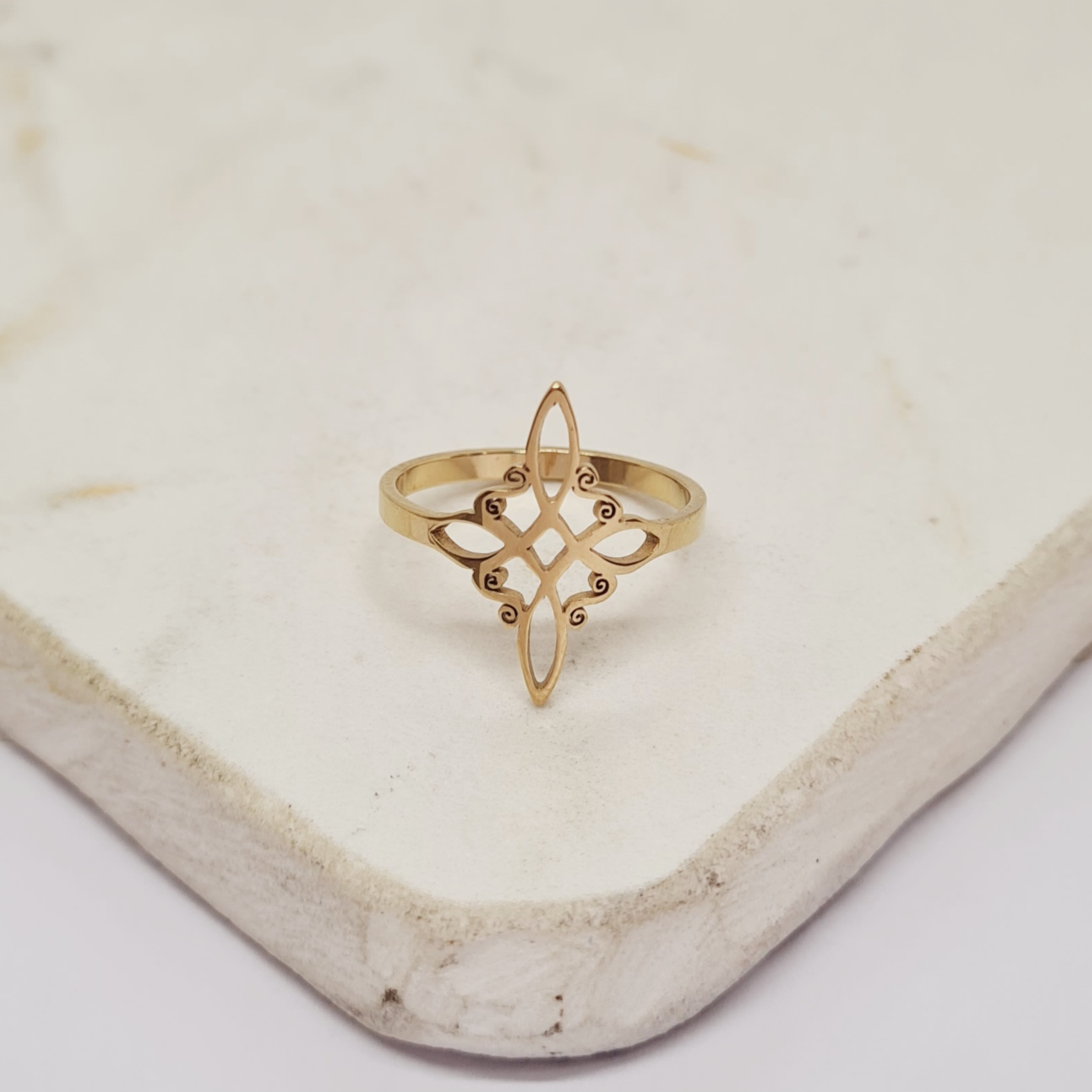 Imagen de producto ANILLO ACERO DORADO - NUDO DE BRUJAS