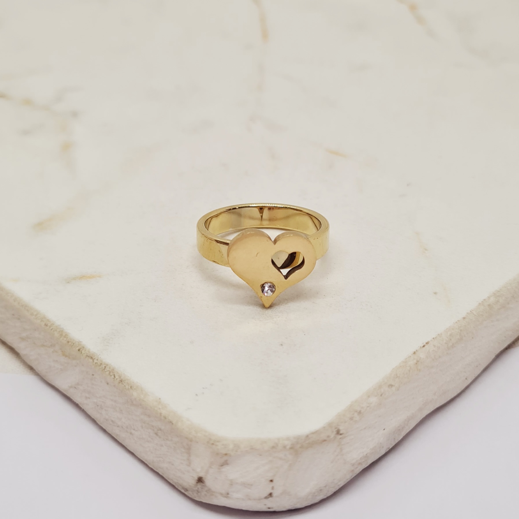 Imagen de producto ANILLO ACERO DORADO CON FORMA Y STRASS BLANCO - CORAZON