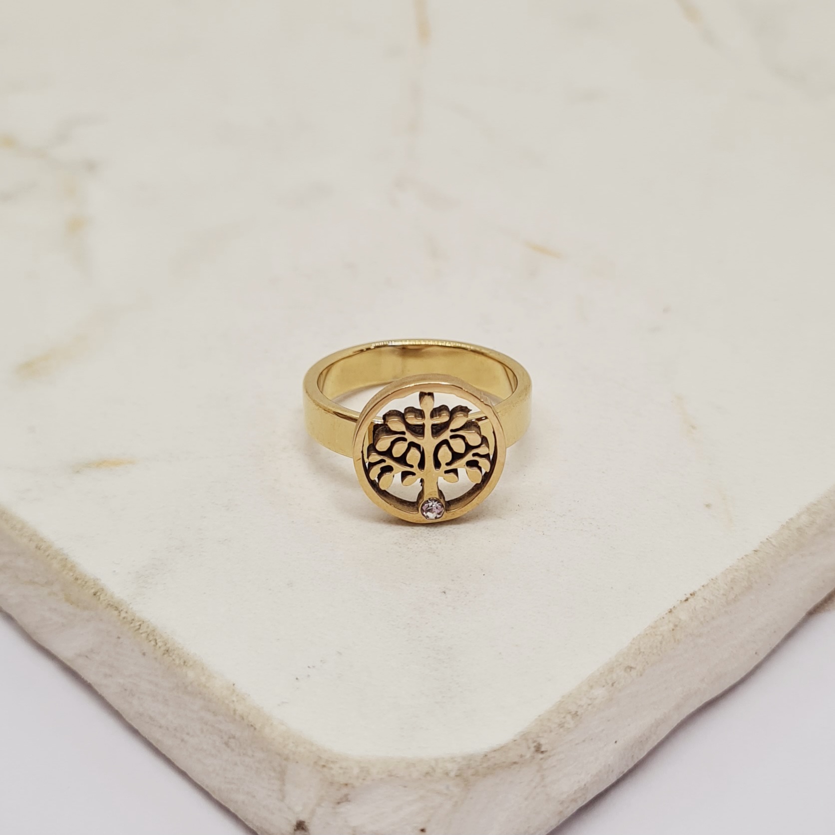 Imagen de producto ANILLO ACERO DORADO CON FORMA Y STRASS BLANCO - ARBOL DE LA VIDA