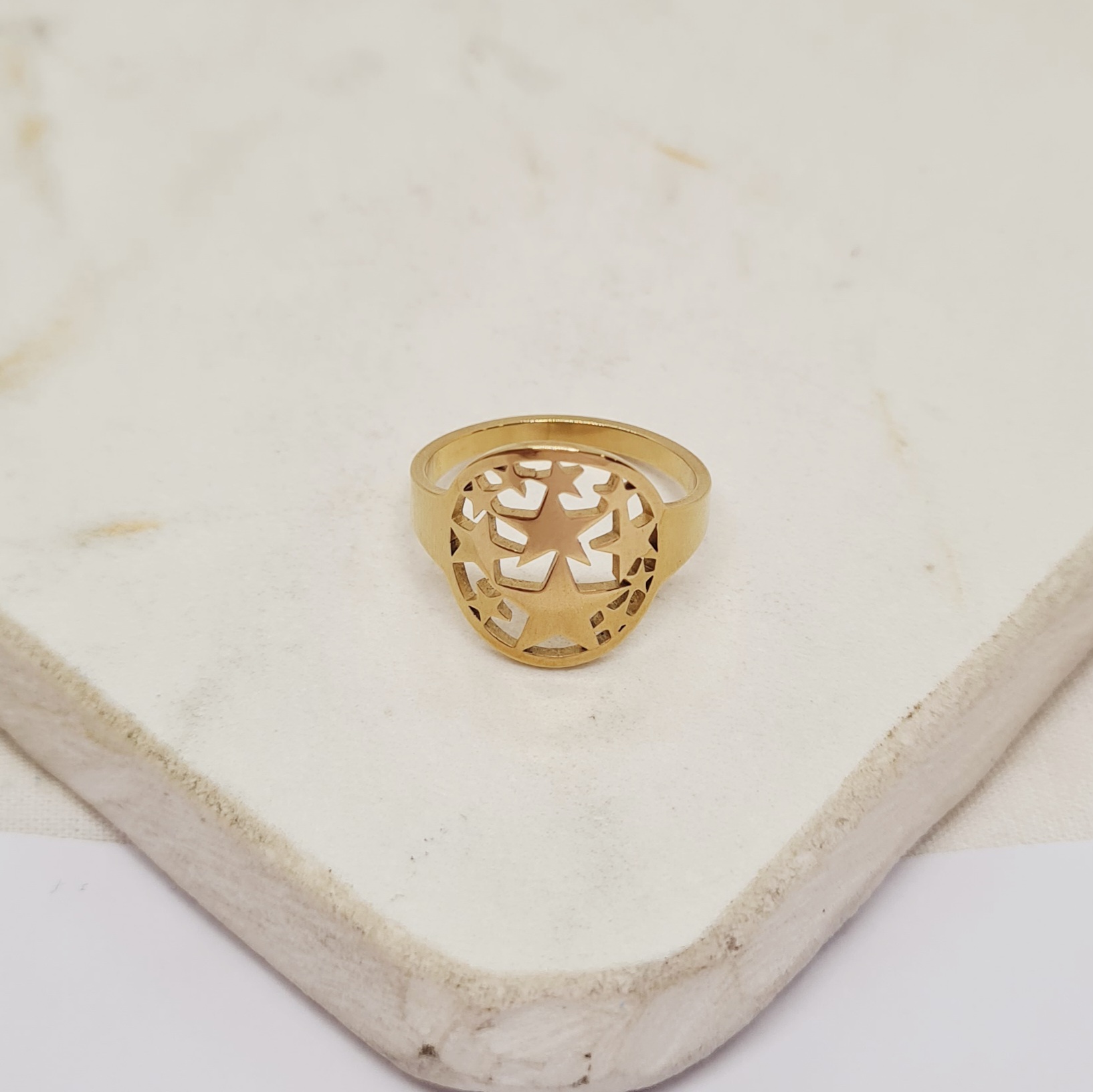 Imagen de producto ANILLO ACERO DORADO - ESTRELLAS EN CIRCULO