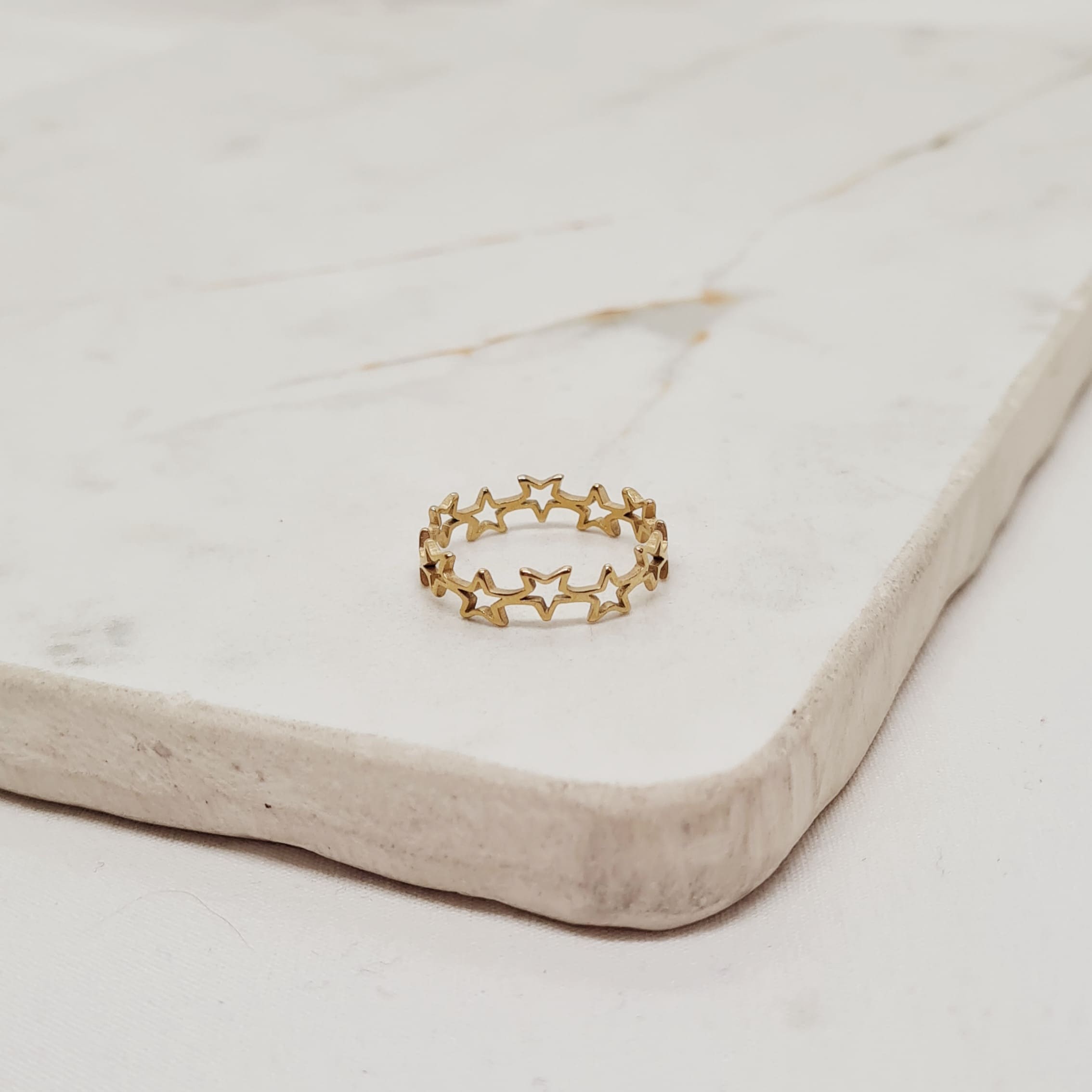 Imagen de producto ANILLO ACERO DORADO - ESTRELLAS CALADAS