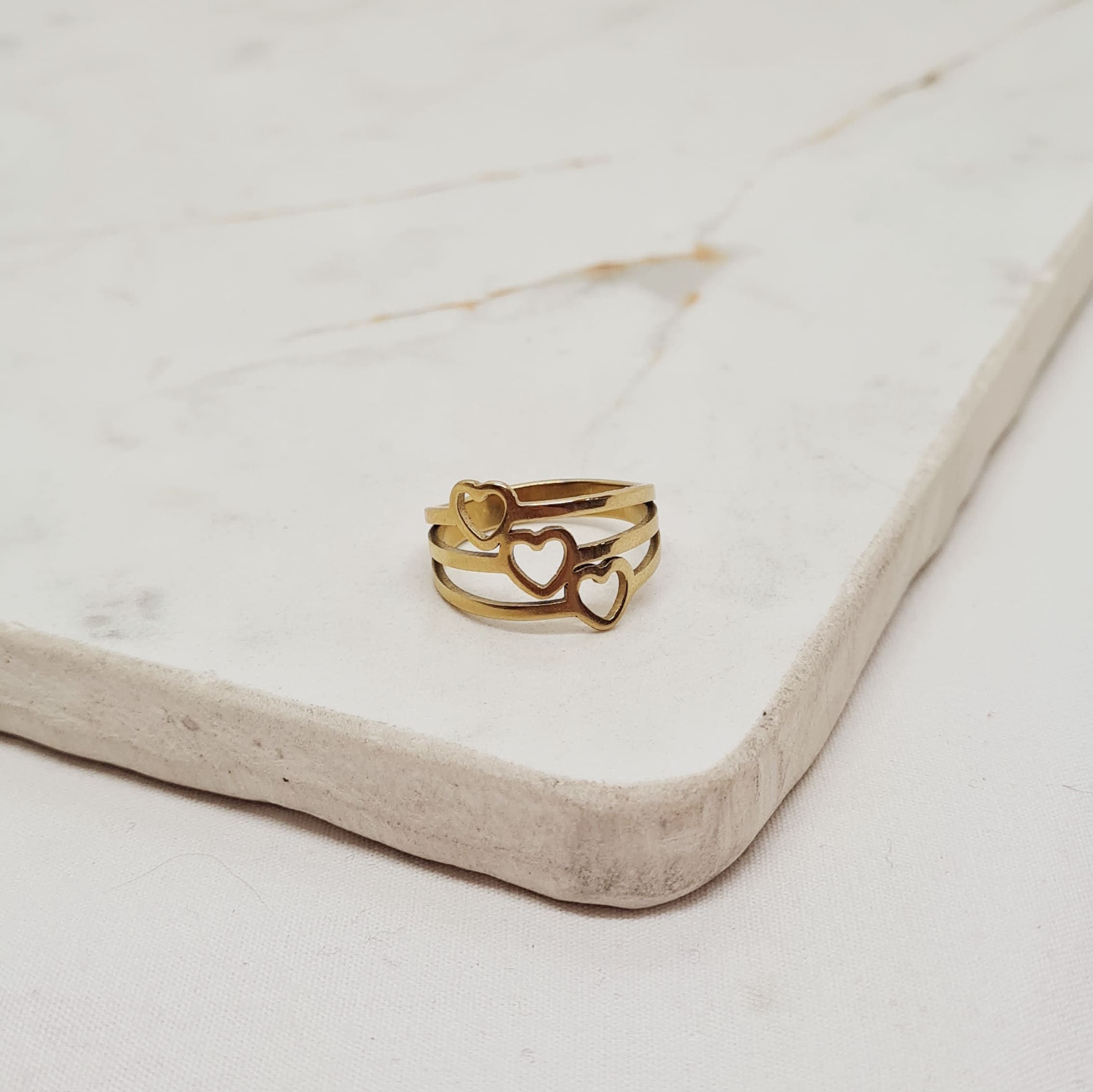 Imagen de producto ANILLO ACERO DORADO - TRIPLE LINEA CORAZONES CALADOS