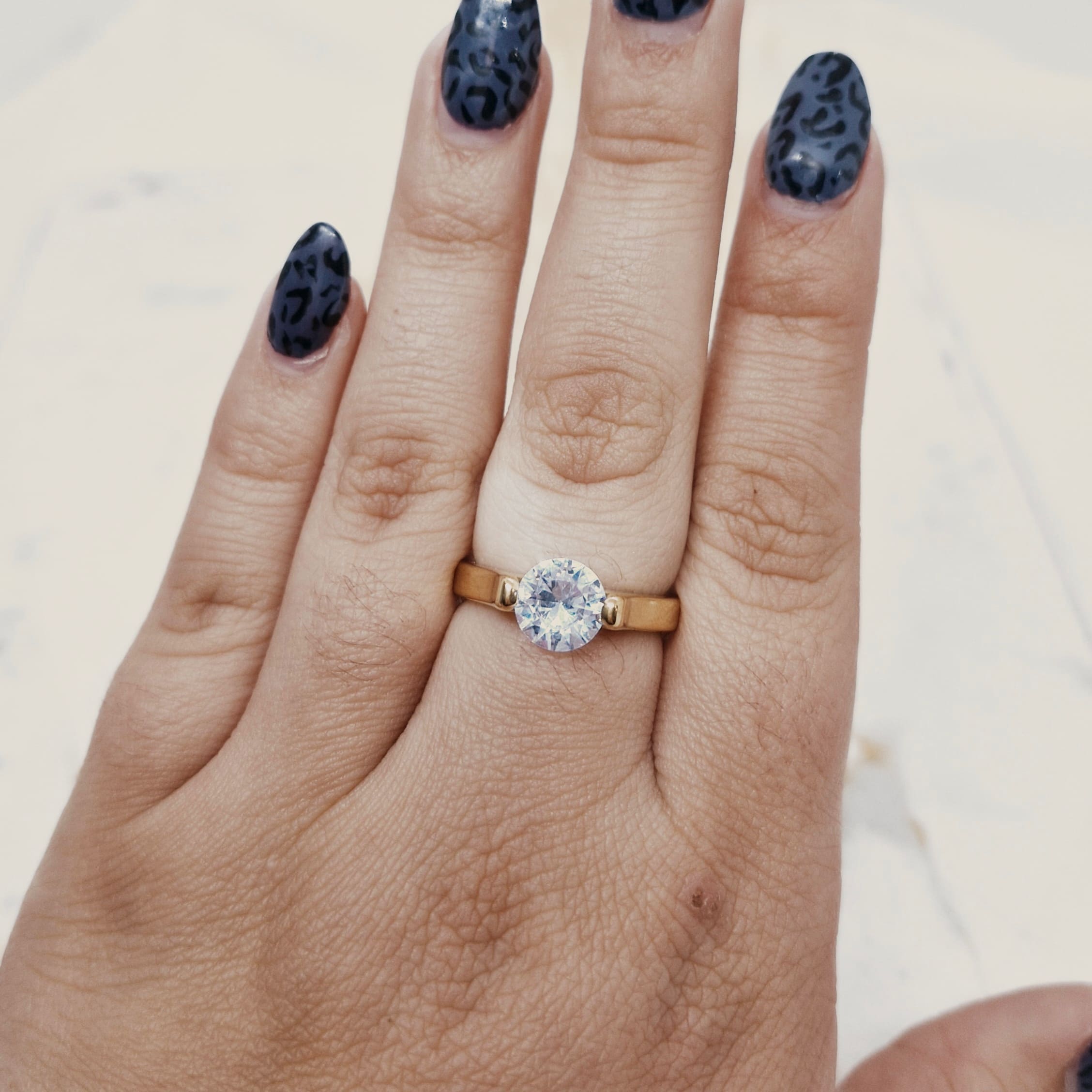 Imagen de producto ANILLO ACERO DORADO CINTILLO PLANO CON CUBIC TRANSPARENTE